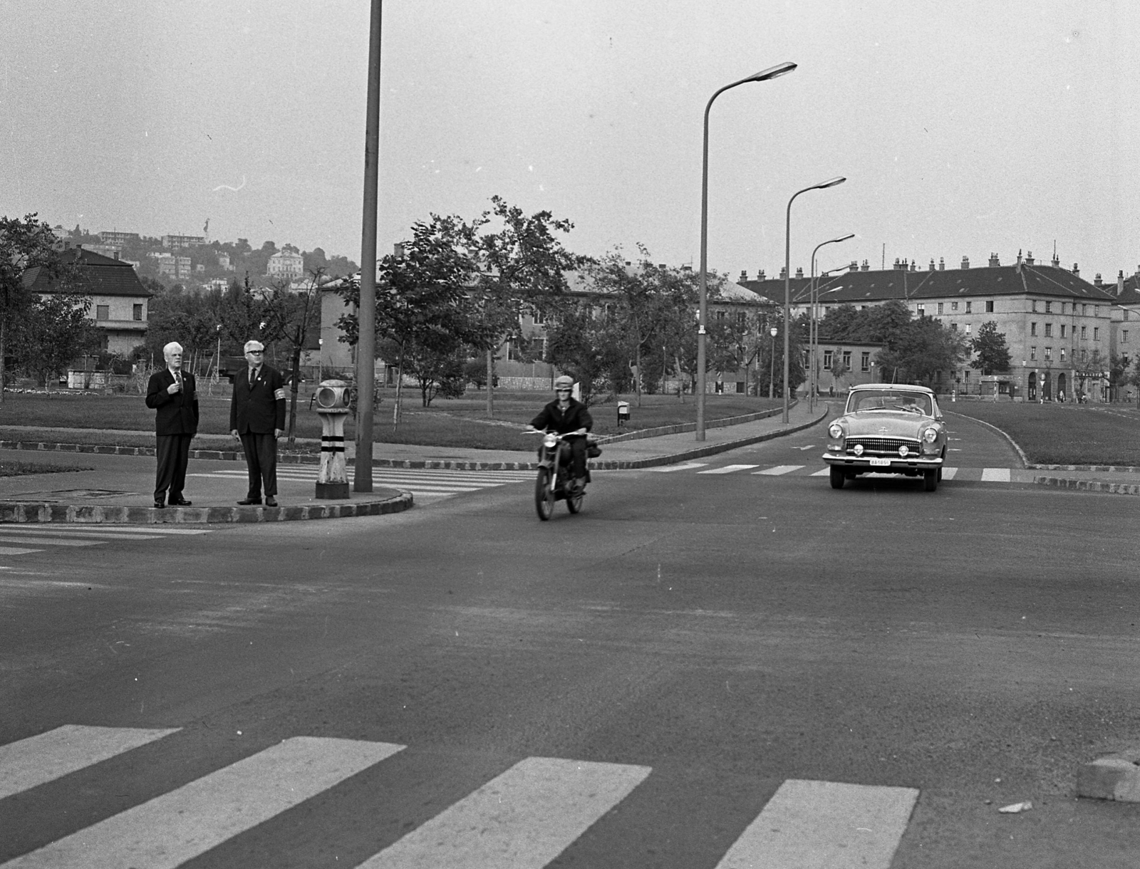 Magyarország, Budapest XI., Nagyszőlős utca a Karolina út kereszteződésétől a Bocskai út felé nézve., 1968, Magyar Rendőr, motorkerékpár, csibilámpa, GAZ M21 Volga, bukósisak, Budapest, közvilágítás, Fortepan #65748
