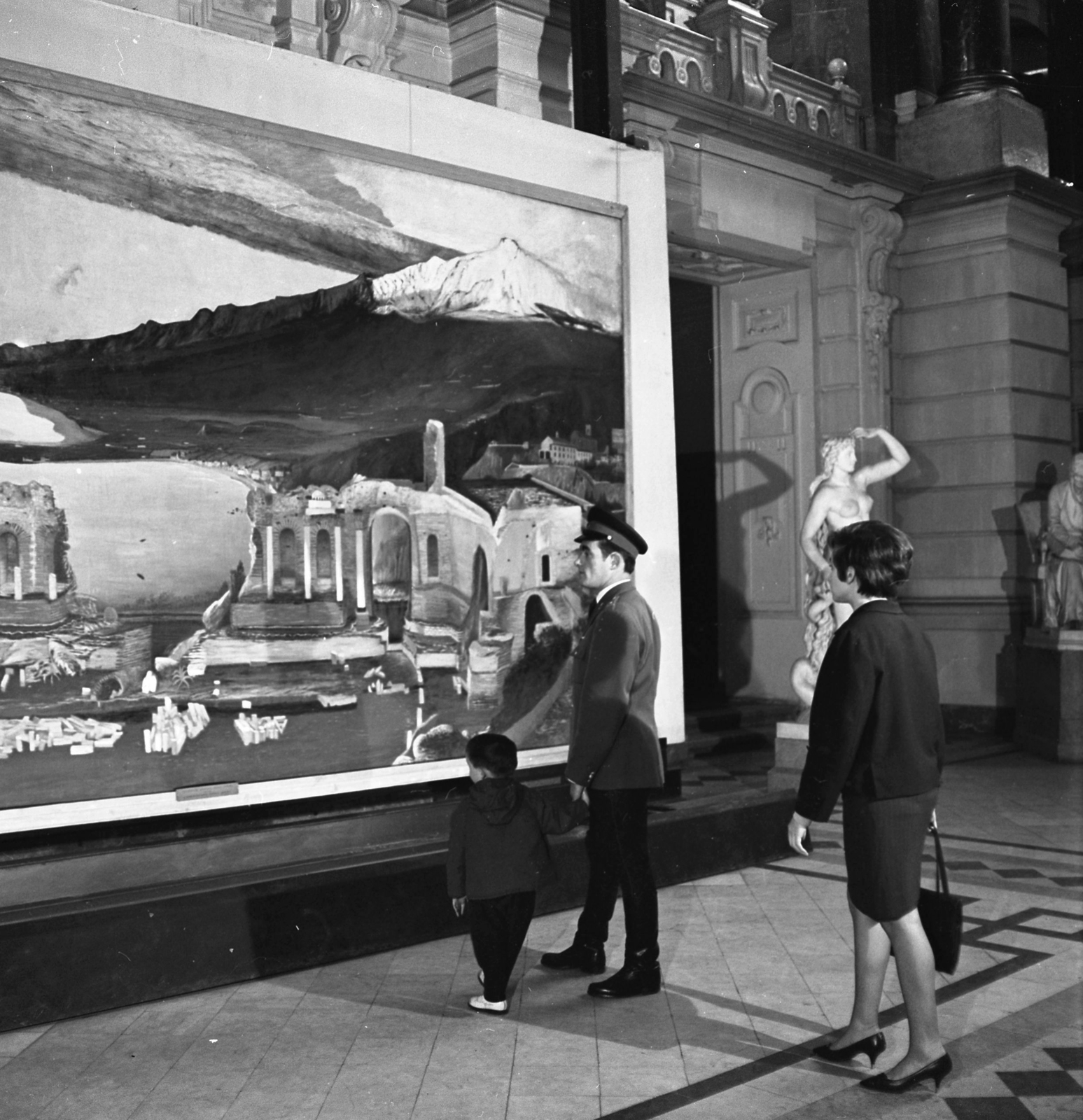 Hungary, Budapest V., Kossuth Lajos tér, az Igazságügyi Palota (ekkor Magyar Nemzeti Galéria) aulája. Balra Csontváry Kosztka Tivadar festménye, A taorminai görög színház romjai (1904-5), ettől jobbra Engel József Éva című szobra és Stróbl Alajos Anyánk című szobra., 1968, Magyar Rendőr, sculpture, Alajos Hauszmann-design, Budapest, nude figure, Fortepan #65751