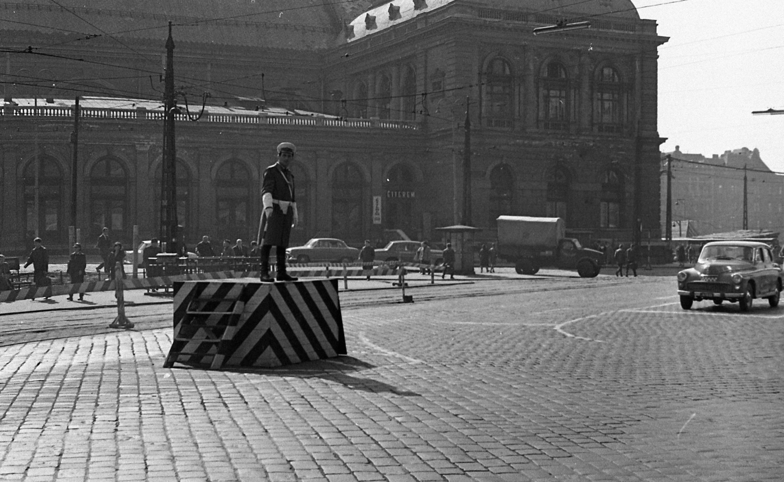 Hungary, Budapest VIII.,Budapest VII., Baross tér, Keleti pályaudvar indulási oldal a Thököly út - Nefelejcs utca sarkáról nézve., 1968, Magyar Rendőr, cop, cobblestones, train station, pulpit for police officers, eclectic architecture, Budapest, Gyula Rochlitz-design, directing traffic, Fortepan #65757