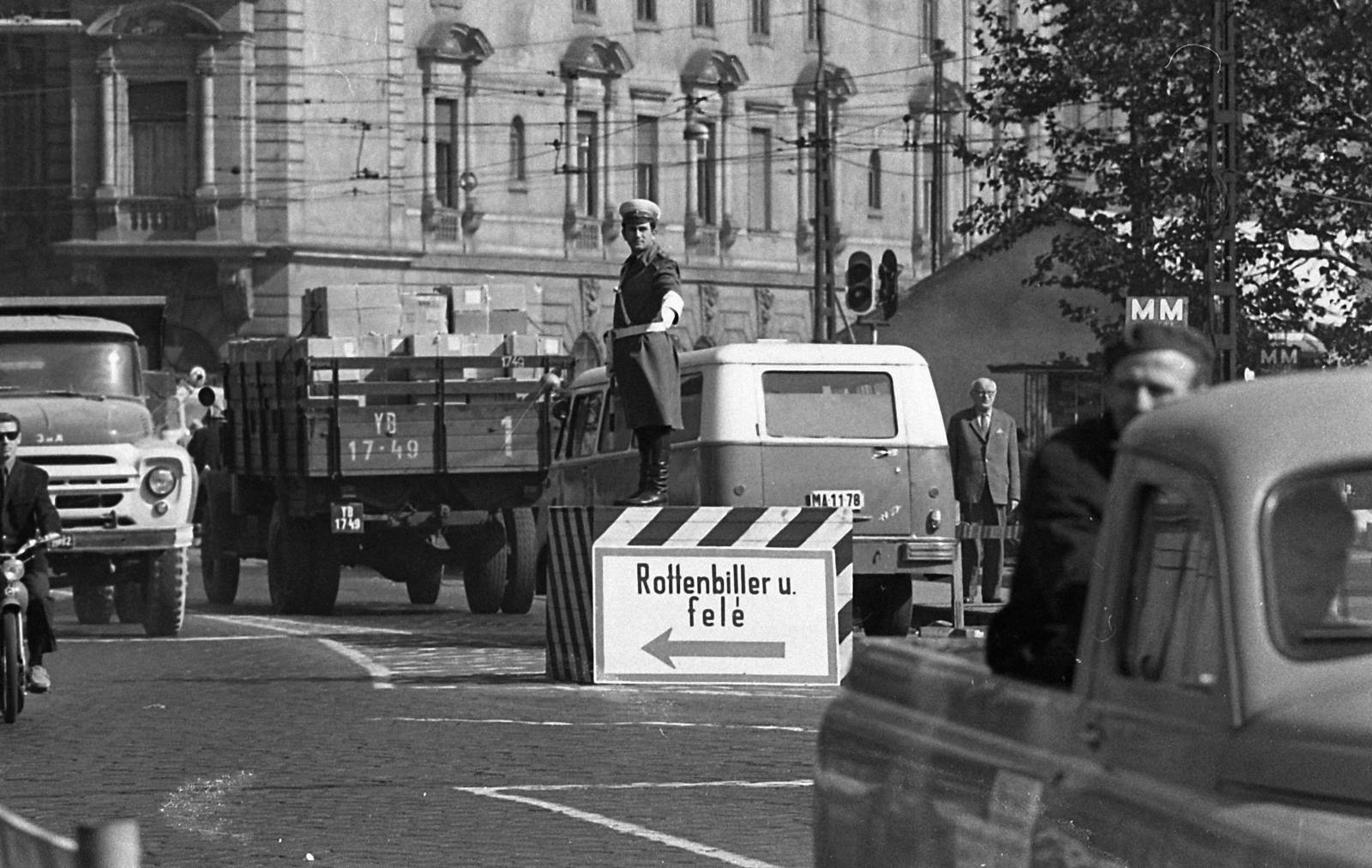 Hungary, Budapest VII., a Thököly út Baross téri szakasza a Nefelejcs utcánál, szemben a Verseny utca sarokháza., 1968, Magyar Rendőr, commercial vehicle, ZIL-brand, cop, pulpit for police officers, Budapest, directing traffic, Fortepan #65758