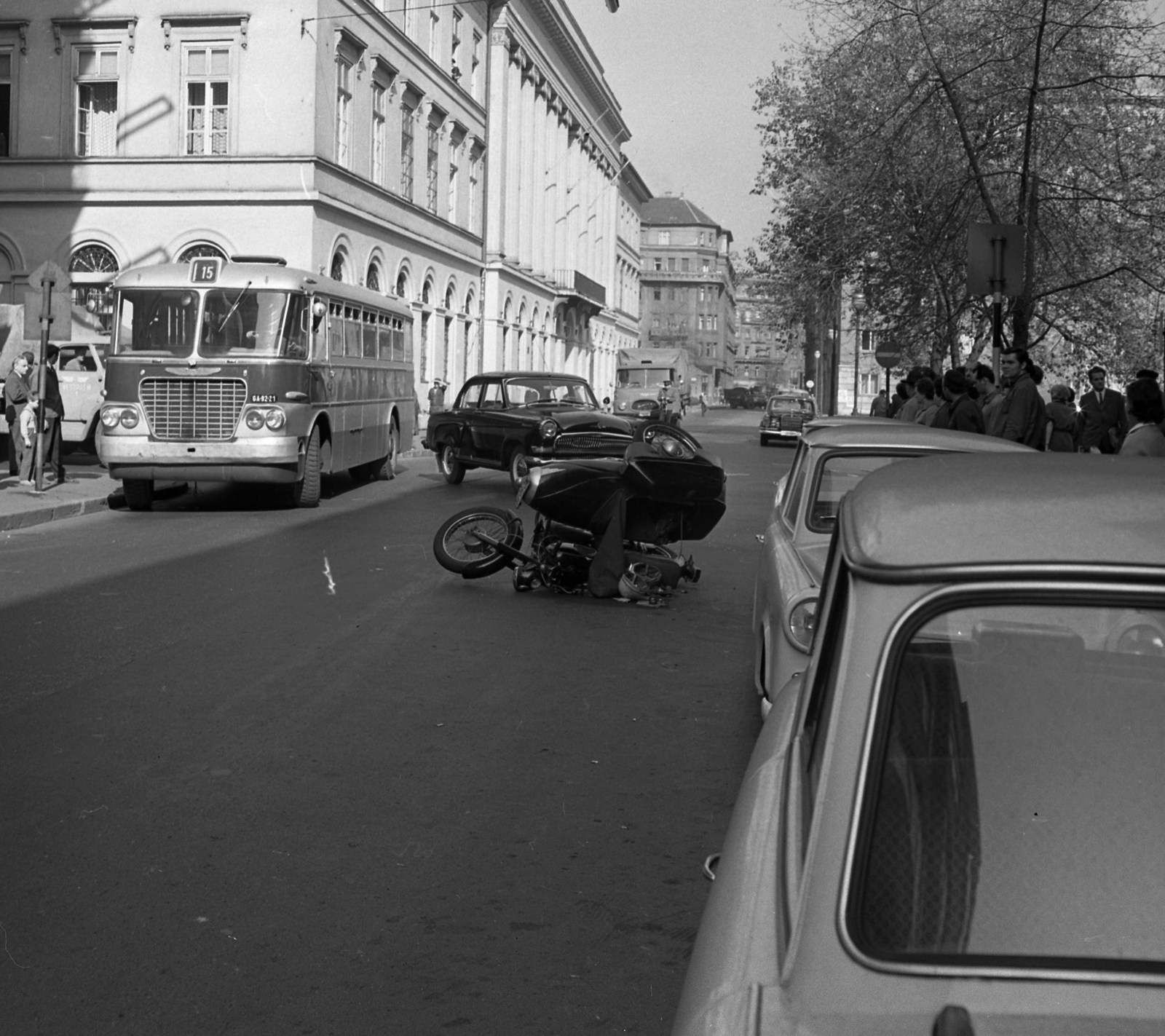 Hungary, Budapest V., Honvéd utca, baleseti helyszínelés a Markó utcai kereszteződés közelében, távolban a Szent István körút házai., 1968, Magyar Rendőr, bus, accident, Ikarus-brand, Ikarus 620, M21 Wolga, Budapest, motorcycle with sidecar, Fortepan #65763