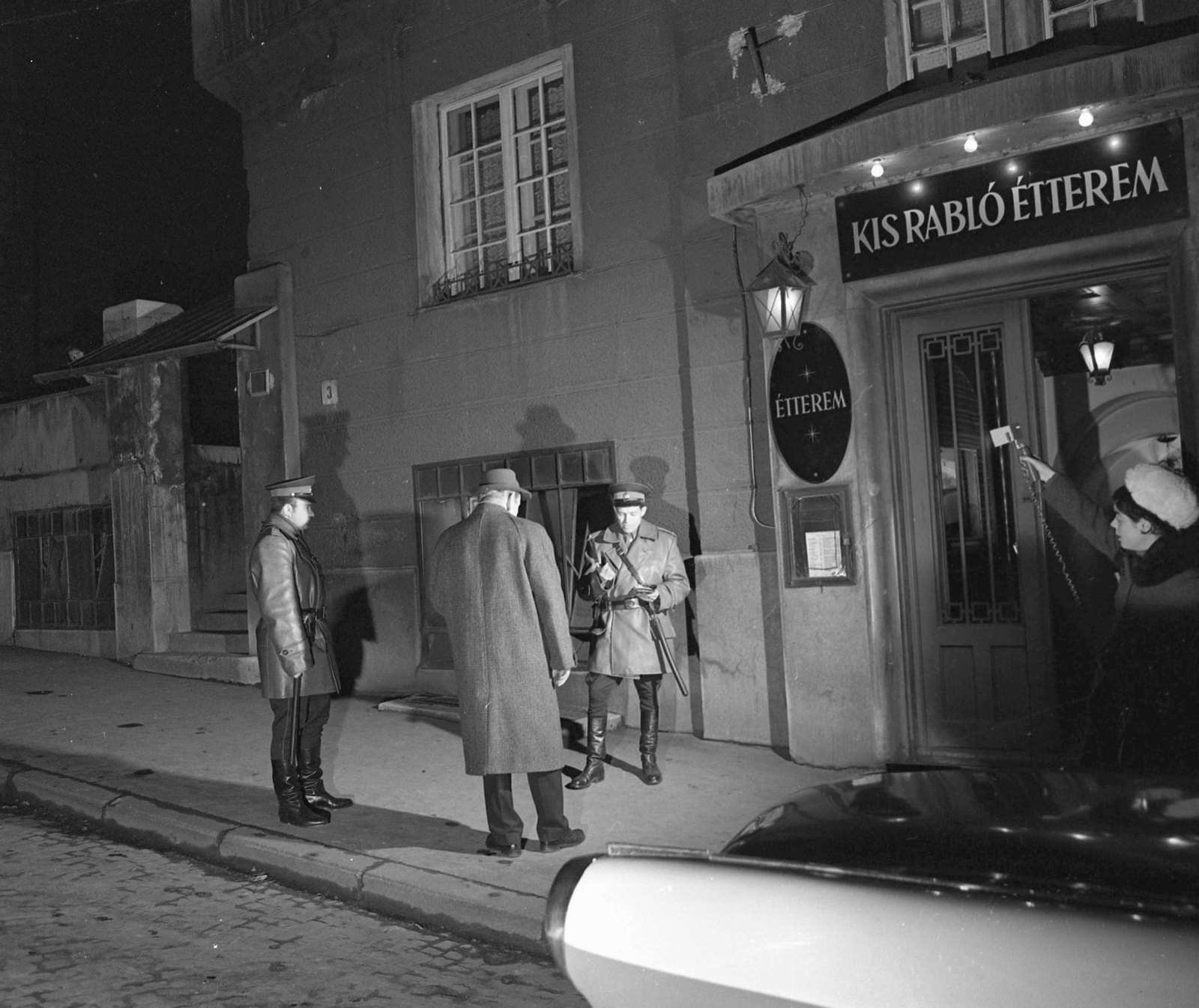 Hungary, Budapest XI., Zenta utca, URH-s rendőrök intézkedése a Kisrabló Étteremnél., 1969, Magyar Rendőr, Budapest, Fortepan #65774