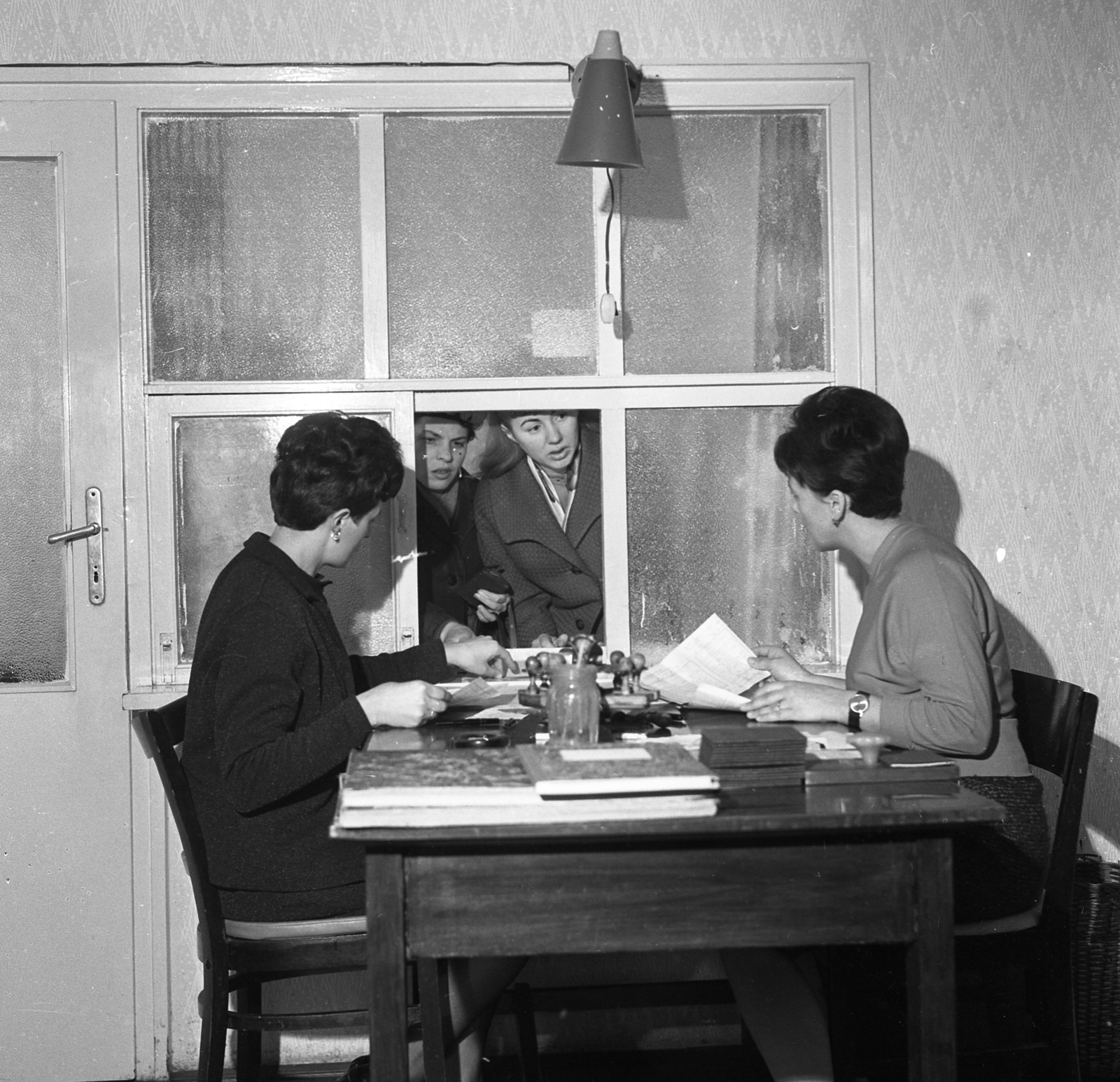 Hungary, Budapest XVI., Veres Péter út 101. (Szabadság út), a felvétel a XVI. kerületi rendőrkapitányság igazgatásrendészeti alosztályán készült., 1969, Magyar Rendőr, Budapest, desk, seal, Fortepan #65779