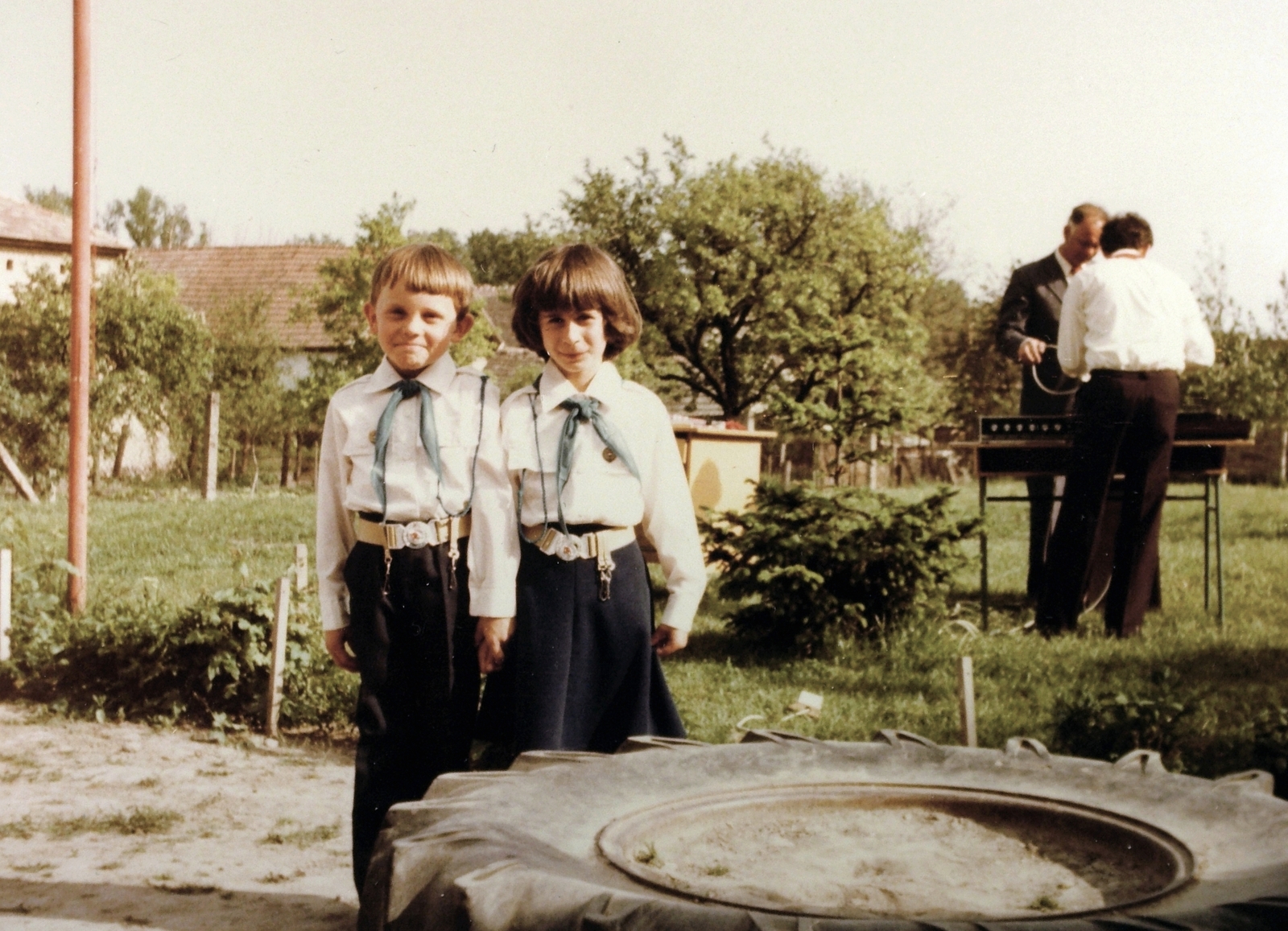 Hungary, Őcsény, az általános iskola udvara, kisdobos avatás után., 1983, Fortepan, colorful, garden, Little drummer, kids, boy, girl, double portrait, tire, hold hands, Fortepan #6578