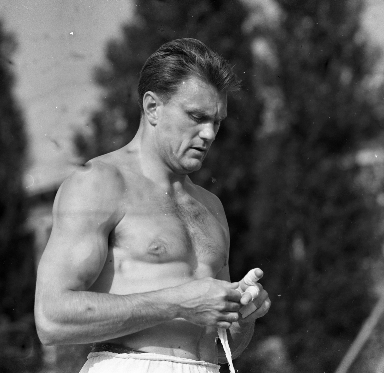 Hungary, Zsivótzky Gyula olimpiai bajnok kalapácsvető., 1969, Magyar Rendőr, celebrity, man, sportsperson, muscle, hairy chest, half-naked, stripped to the waist, strong, Fortepan #65784