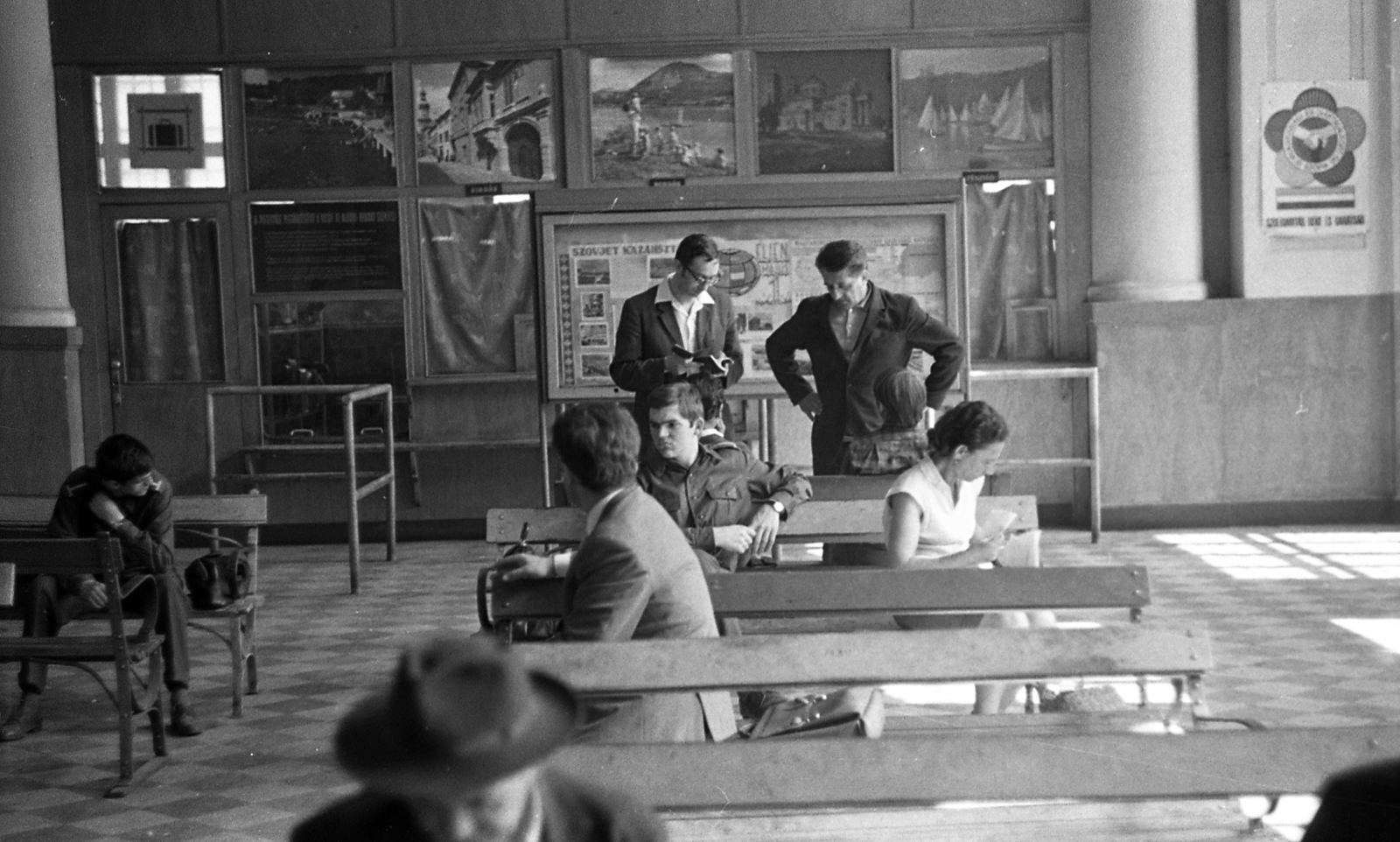 Hungary, Budapest VI., Nyugati pályaudvar, a Pest megyei Rendőr-főkapitányság munkatársai igazoltatnak., 1969, Magyar Rendőr, Budapest, poster, 1st of May parade, volunteer police, train station, Fortepan #65787