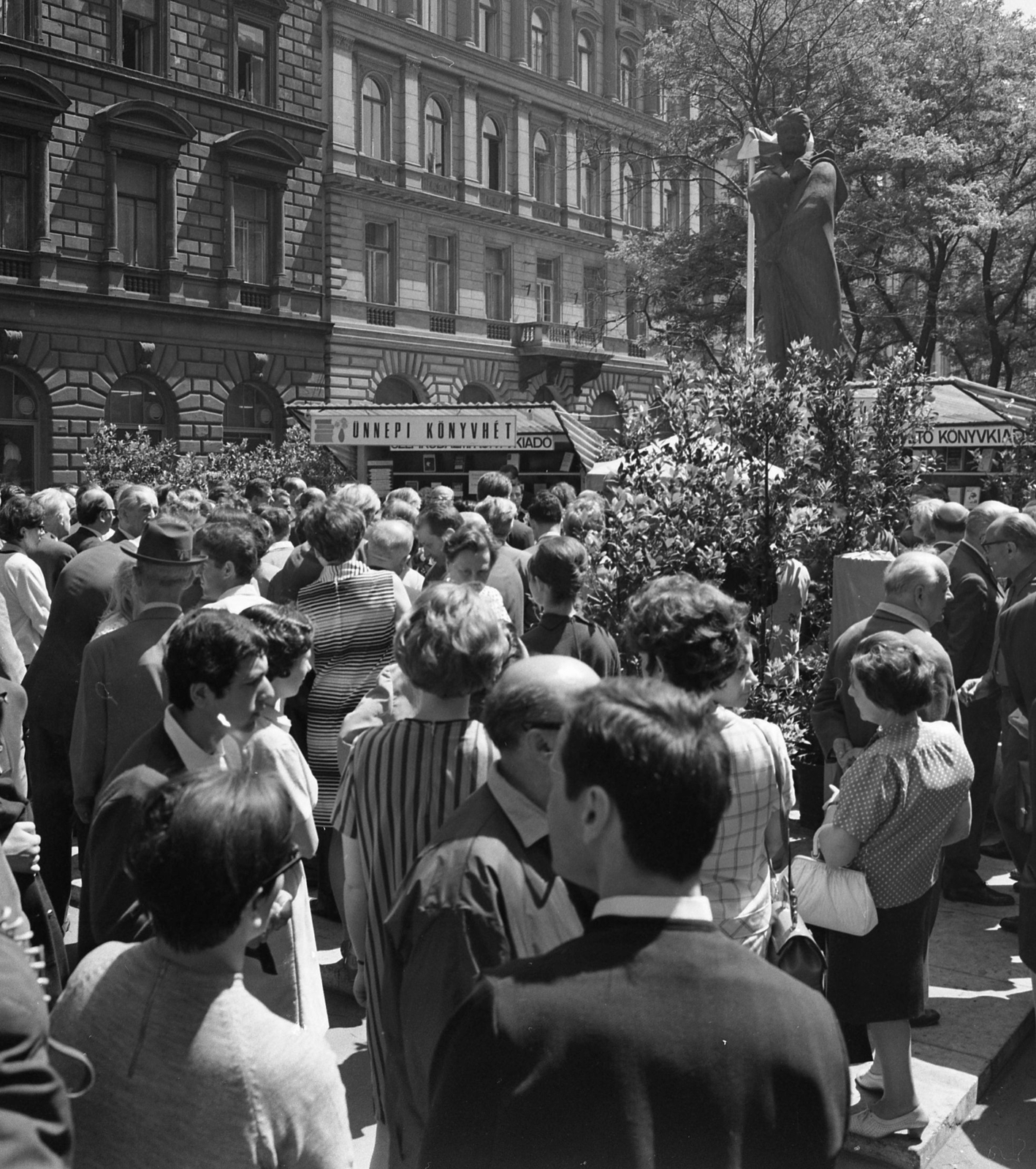 Hungary, Budapest VI., Liszt Ferenc tér az Andrássy út (Népköztársaság útja) felől nézve. Ünnepi könyvhét., 1969, Magyar Rendőr, Budapest, Fortepan #65792