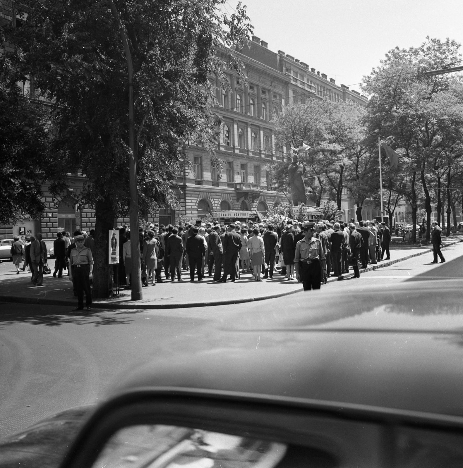 Hungary, Budapest VI., Liszt Ferenc tér az Andrássy út (Népköztársaság útja) felől nézve. Ünnepi könyvhét., 1969, Magyar Rendőr, Budapest, Fortepan #65793