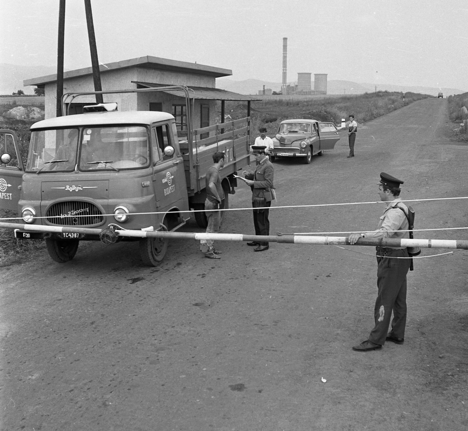 Magyarország, Visonta, ellenörzőpont a Thorez külszíni fejtéshez és a Gagarin Hőerőműhöz (később Mátrai Erőmű) vezető úton., 1969, Magyar Rendőr, Robur-márka, Volán-szervezet, Fortepan #65798