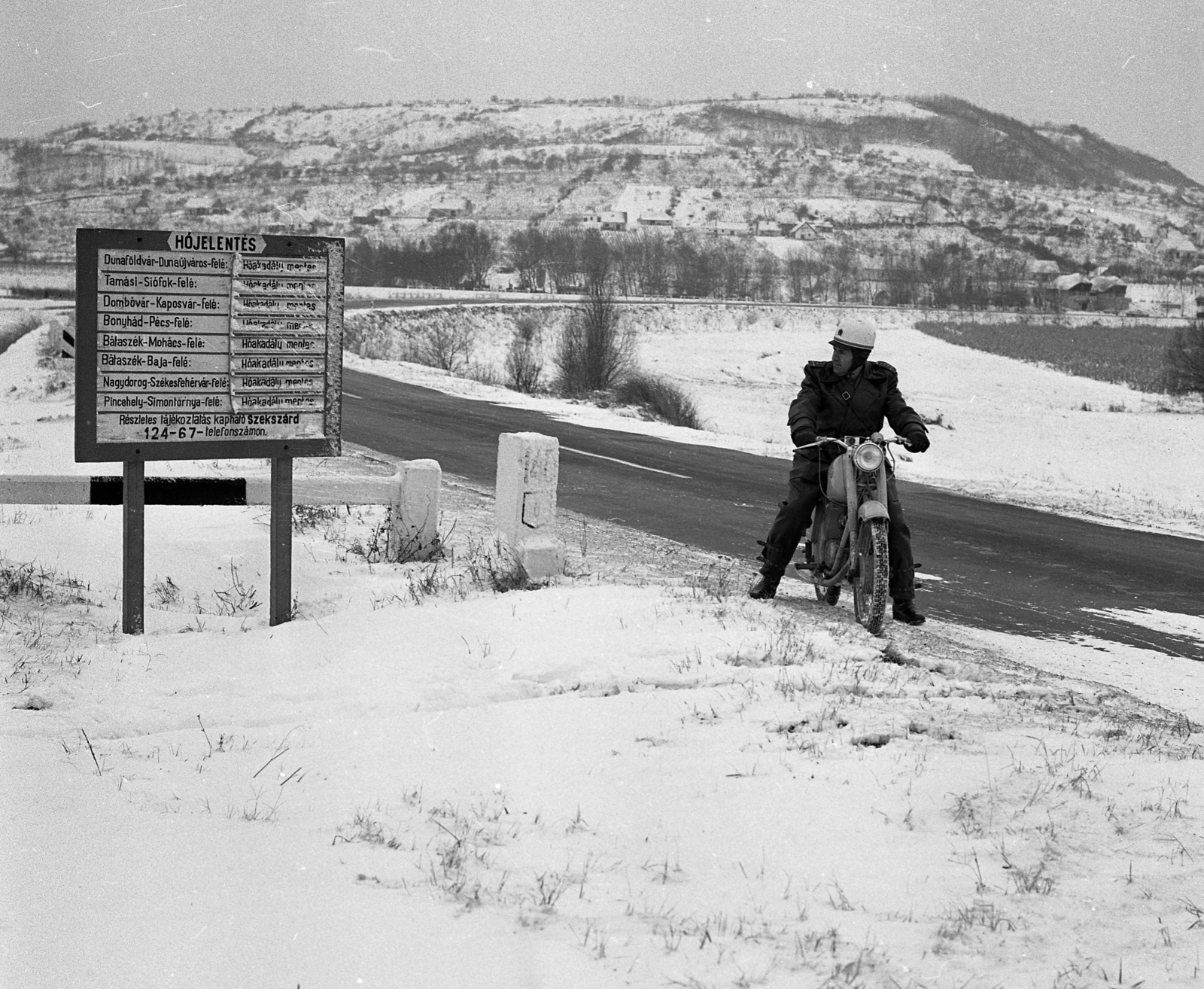 Magyarország, Szekszárd, a 6-os főút 140-es kilométerköve a város külterületénél., 1969, Magyar Rendőr, Fortepan #65804