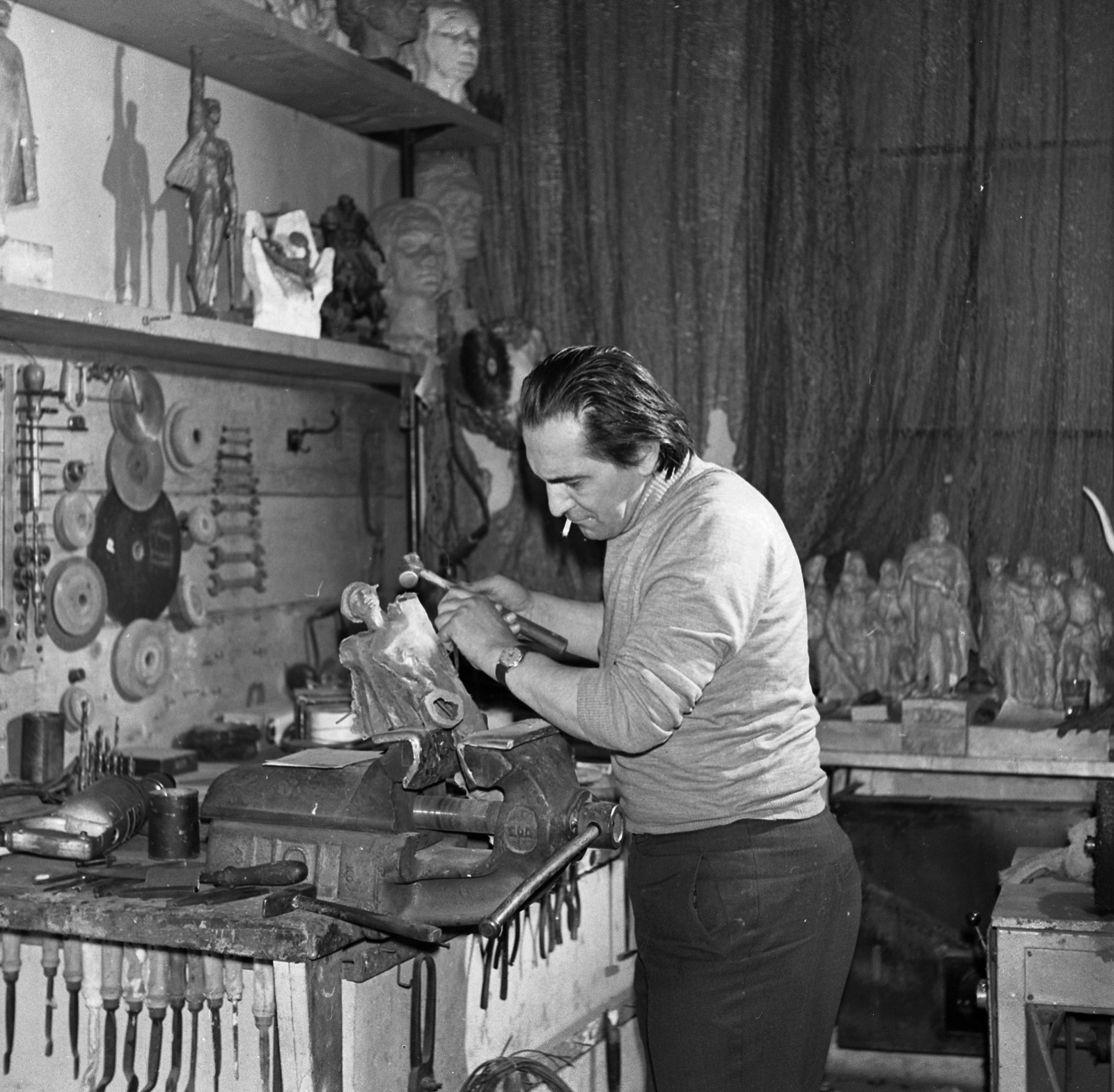 Hungary, Budapest VIII., Százados úti Művésztelep, Kiss István szobrászművész műtermében., 1970, Magyar Rendőr, Budapest, studio, Fortepan #65805