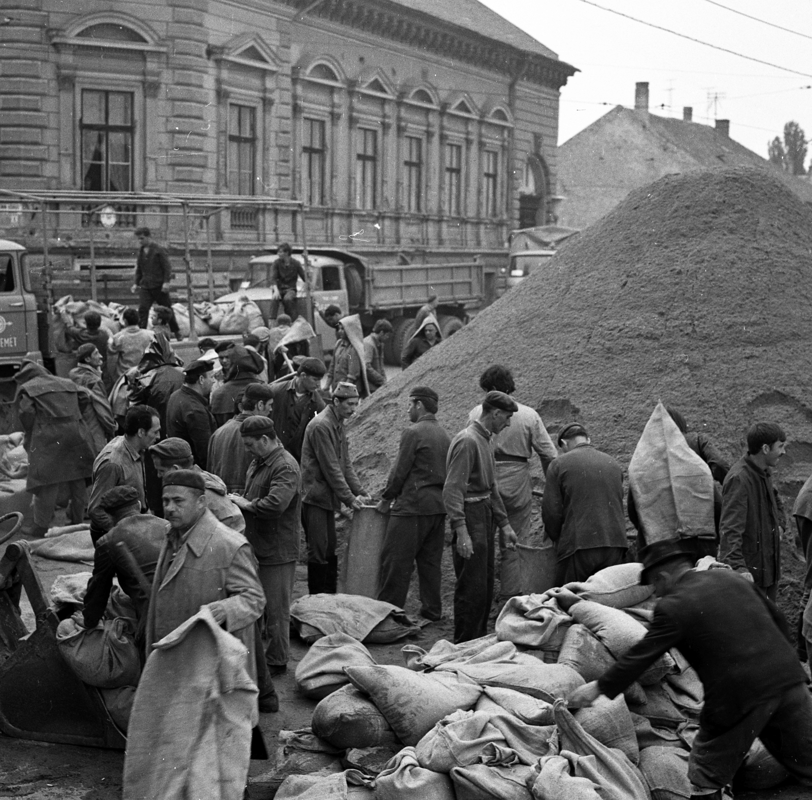 Hungary, Szeged, Tisza-part a Tisza Lajos körút torkolatánál. Homokzsákok töltése az 1970. tavaszi árvíz idején., 1970, Magyar Rendőr, sandbag, Fortepan #65808