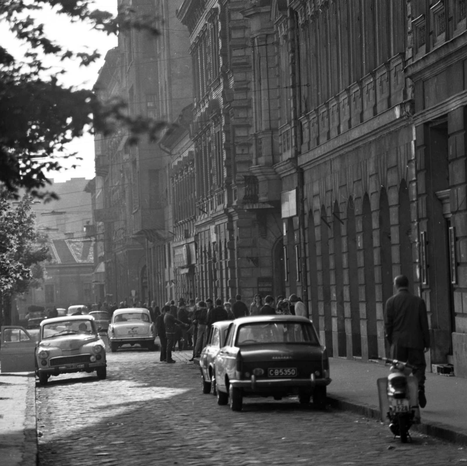 Magyarország, Budapest VIII., Baross utca a Kálvária (Kulich Gyula) tér felé nézve, jobbra a Lujza utca torkolata., 1970, Magyar Rendőr, motorkerékpár, robogó, automobil, rendszám, Budapest, országjelzés, Jawa Ideal, Peugeot 404, FSO Warszawa, Fortepan #65809