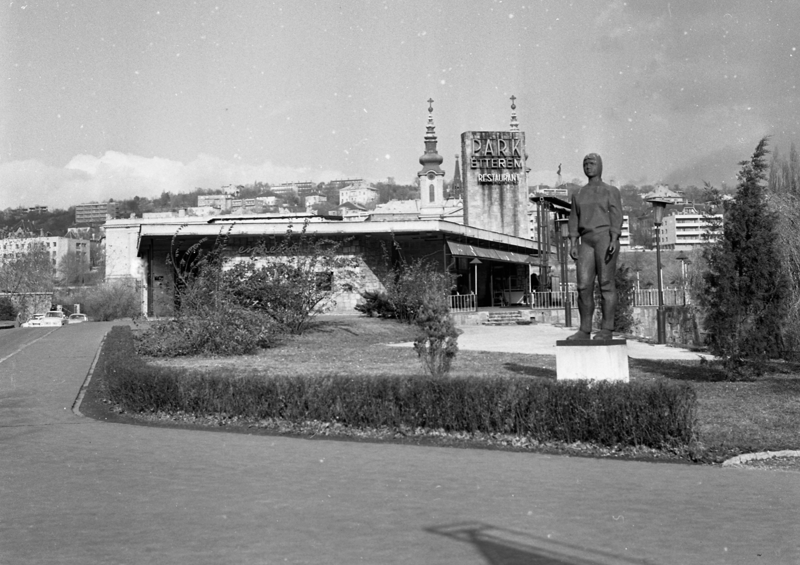 Hungary, Budapest XI., Társadalmi munkás lány szobra (Makrisz Agamemnon,1961.), háttérben Park Étterem a Feneketlen-tónál., 1970, Magyar Rendőr, sculpture, restaurant, Budapest, Memos Makris-design, Fortepan #65813