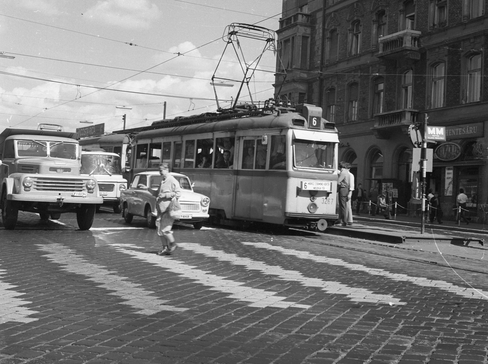 Hungary, Budapest II., Margit körút (Mártírok útja), ideiglenes villamosmegálló a Frankel Leó út közelében., 1971, Magyar Rendőr, Hungarian brand, commercial vehicle, Nysa-brand, Csepel-brand, tram, Csepel D450, Budapest, crosswalk, Fortepan #65823