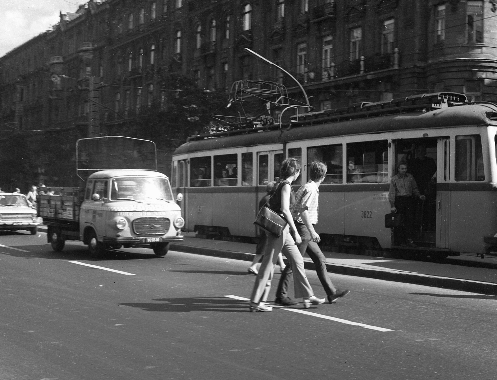 Hungary, Budapest V., Szent István körút a Jászai Mari tér felől a Honvéd utca felé nézve. A villamos mögött jobbra a Falk Miksa (Néphadsereg) utca sarok., 1971, Magyar Rendőr, Barkas-brand, tram, BKV-organisation, tram stop, Budapest, Fortepan #65824