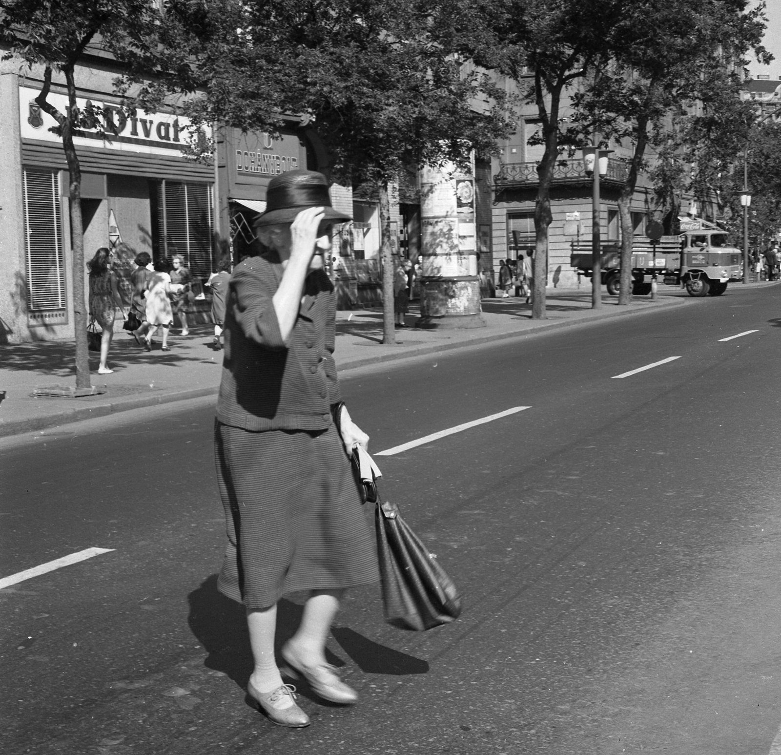 Hungary, Budapest XIII., Szent István körút, a Margit híd irányából a Tátra (Sallai Imre) utca felé nézve., 1971, Magyar Rendőr, hat, Budapest, touching the brim of a hat, Fortepan #65825