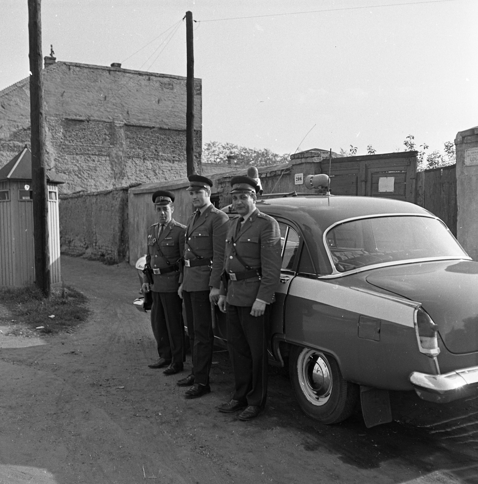 Hungary, Budapest XXIII., rendőrposzt, "fakabát" őrbódé a Grassalkovich (Marx Károly) út 206. előtt., 1971, Magyar Rendőr, police vehicle, Budapest, M21 Wolga, Fortepan #65829