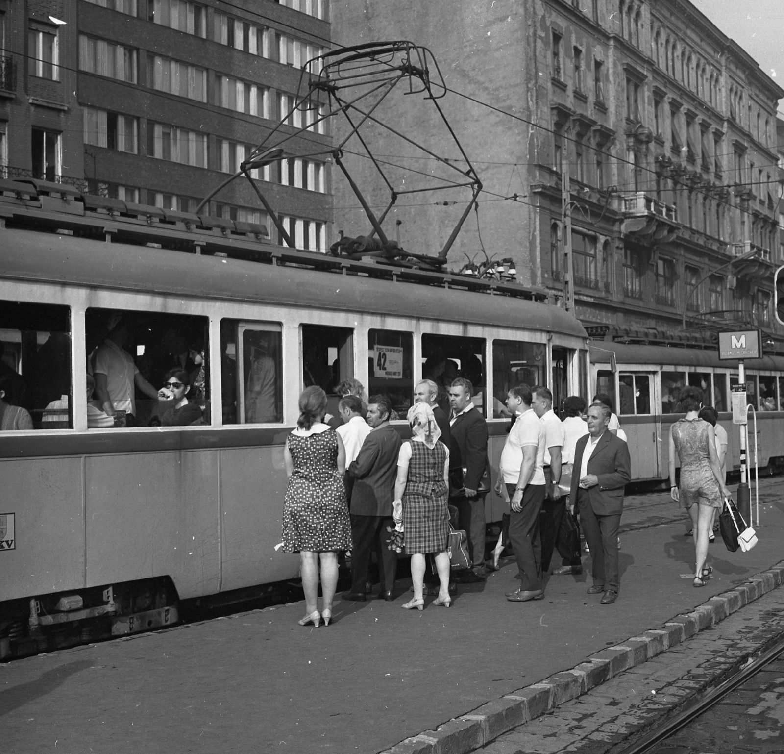 Magyarország, Budapest VII., Károly (Tanács) körút a Madách térnél., 1971, Magyar Rendőr, villamos, BKV-szervezet, retikül, villamosmegálló, Ganz UV, áramszedő, Budapest, viszonylatszám, Fortepan #65835