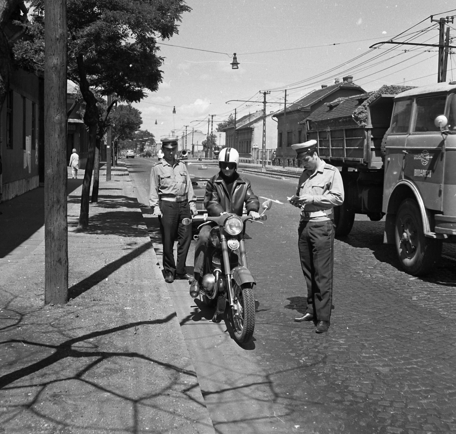 Hungary, Budapest XIX., Üllői út (Vörös Hadsereg útja) a Tálas utca felől a Kőér utca felé nézve., 1971, Magyar Rendőr, Jawa-brand, Budapest, Fortepan #65841