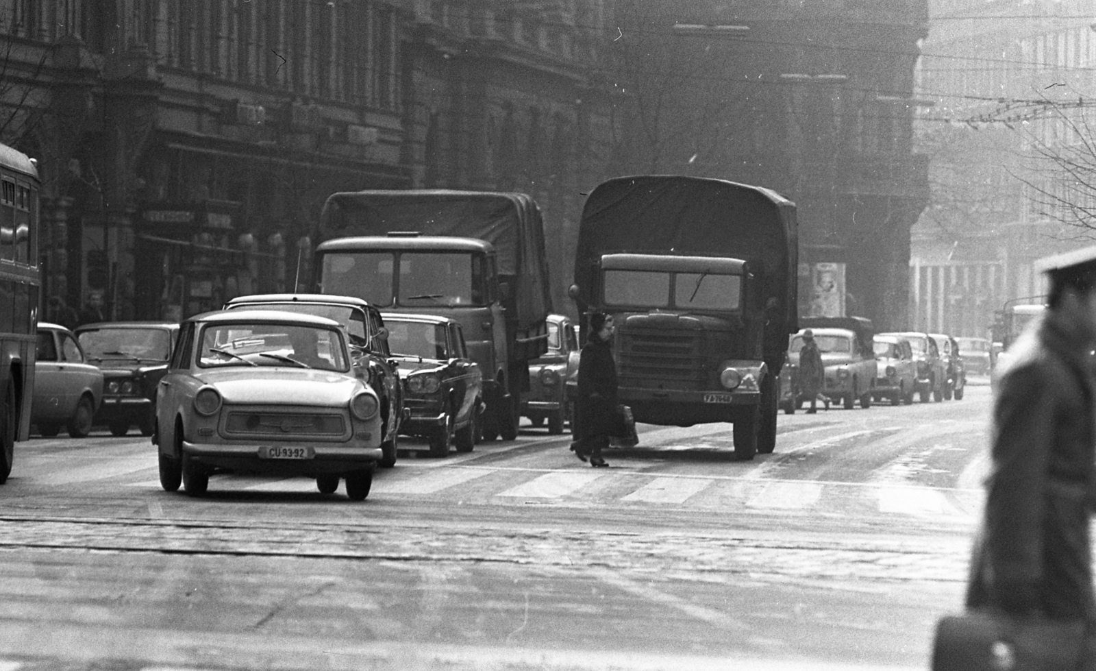 Magyarország, Budapest V., Ferenciek tere (Felszabadulás tér), a Petőfi Sándor utca felől a Reáltanoda utca felé nézve., 1971, Magyar Rendőr, forgalom, Trabant-márka, teherautó, automobil, GAZ M21 Volga, Fiat 2300, Fiat 850, Polski Fiat 125p, Budapest, gyalogátkelő, Fortepan #65845