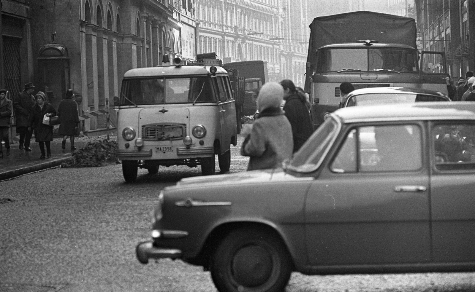 Hungary, Budapest V., Petőfi Sándor utca a Ferenciek tere (Felszabadulás tér) felé nézve, háttérben a Ferenciek tere (Károlyi Mihály utca) házai., 1971, Magyar Rendőr, traffic, Skoda-brand, ambulance, Budapest, vehicular beacon, Fortepan #65847