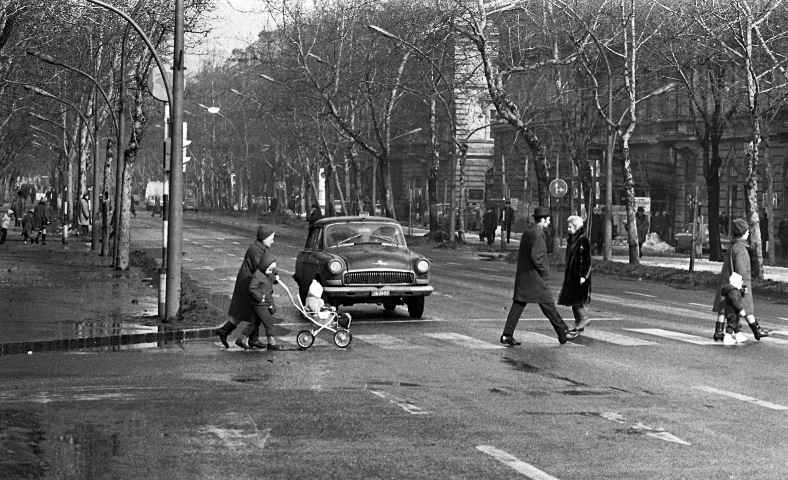 Hungary, Budapest VI., Andrássy út (Népköztársaság útja) az Eötvös utcától a Csengery utca felé nézve., 1971, Magyar Rendőr, Budapest, Fortepan #65850