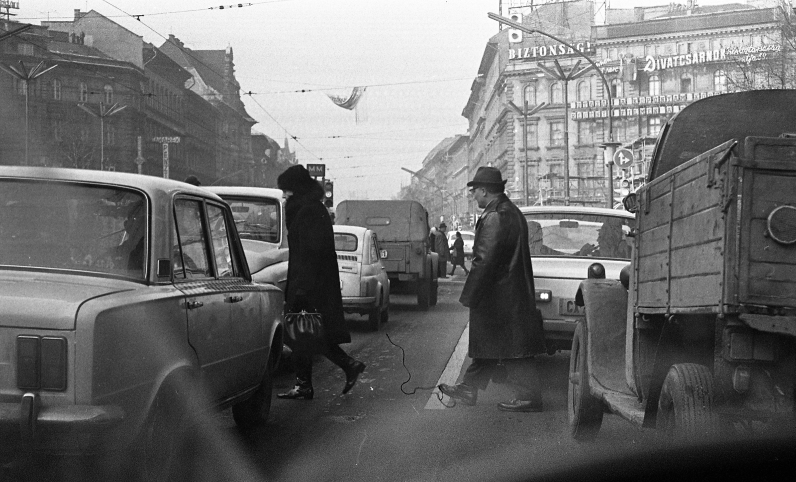 Magyarország, Budapest VI., Oktogon (November 7. tér), szemben a Teréz (Lenin) körút a Nyugati (Marx) tér felé vezető szakasza., 1971, Magyar Rendőr, neonreklám, neon lámpa, Polski Fiat 125p, Fiat 500, Budapest, Fortepan #65851