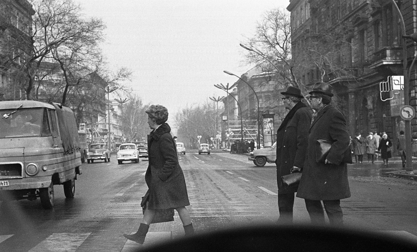 Hungary, Budapest VI., Andrássy út (Népköztársaság útja), szemben az Oktogon (November 7. tér), jobbra a Liszt Ferenc tér., 1971, Magyar Rendőr, Budapest, traffic, Fortepan #65853