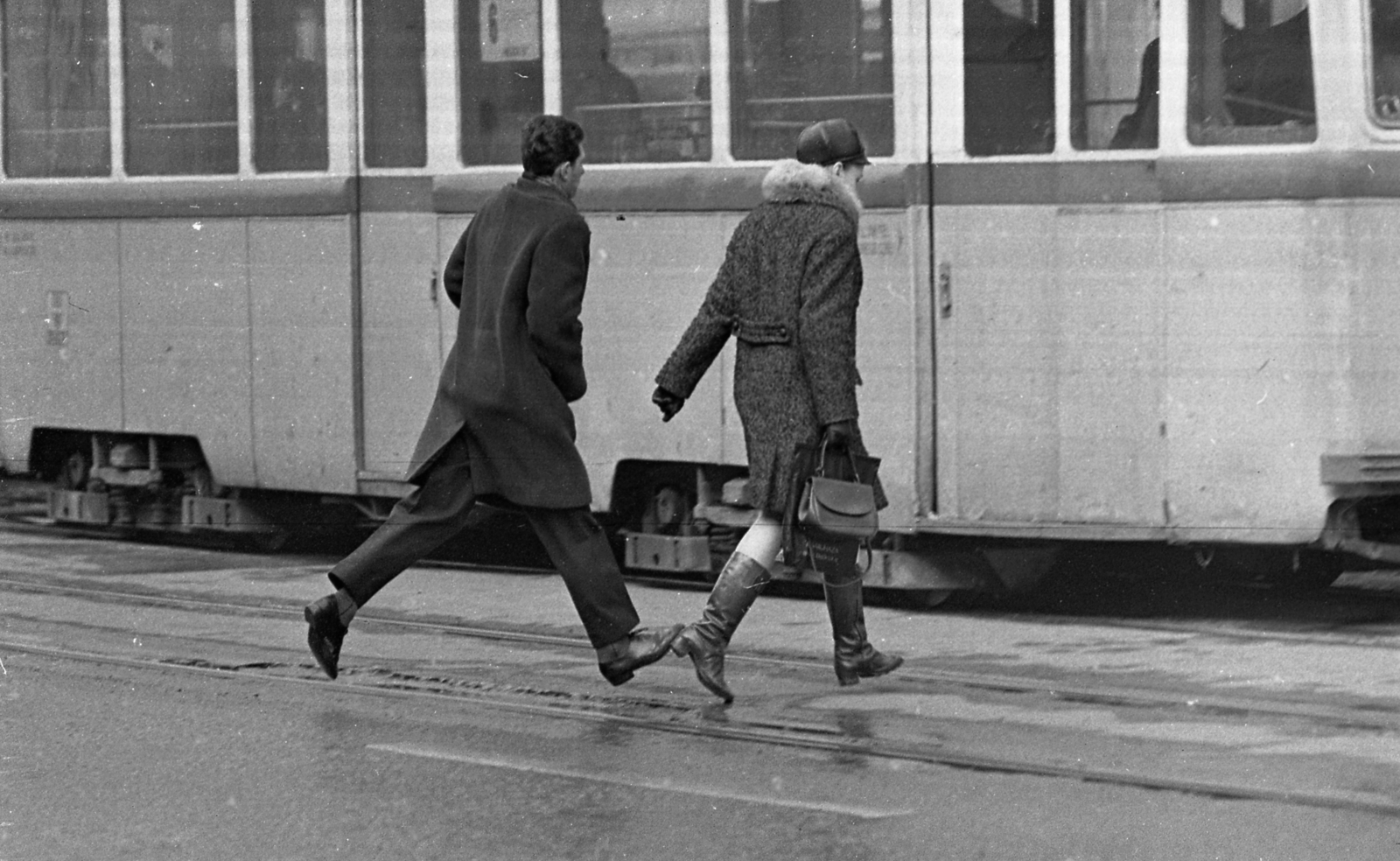 Hungary, Budapest VI., Teréz (Lenin) körút, villamosmegálló a Nyugati pályaudvarnál., 1971, Magyar Rendőr, tram, man and woman, BKV-organisation, handbag, boots, rails, Budapest, Fortepan #65855