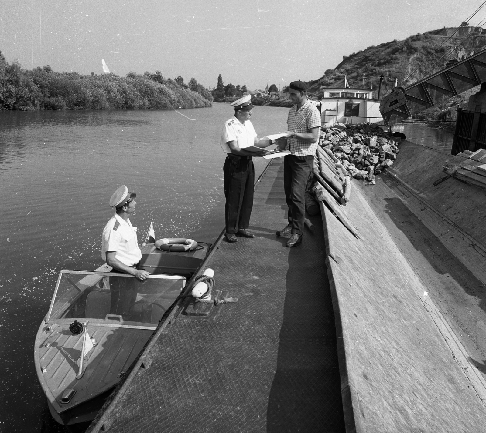Hungary, Tokaj, Bodrog folyó, rendőri ellenőrzés a kőrakodónál., 1971, Magyar Rendőr, barge, motorboat, Fortepan #65859