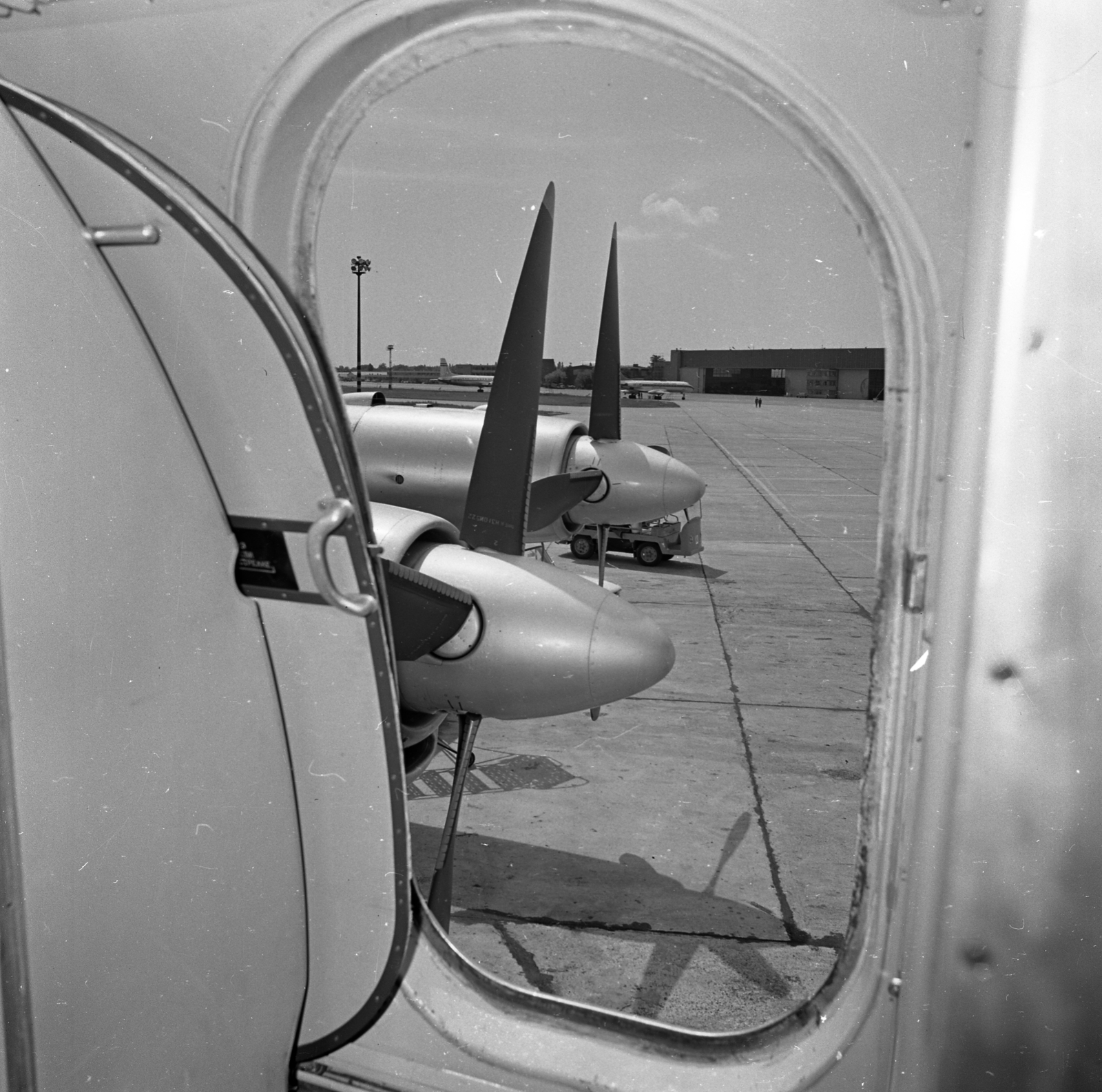 Hungary, Ferihegy (now - Ferenc Liszt) International Airport, Budapest XVIII., MALÉV IL-18-as repülőgép., 1971, Magyar Rendőr, airplane, Budapest, Fortepan #65861