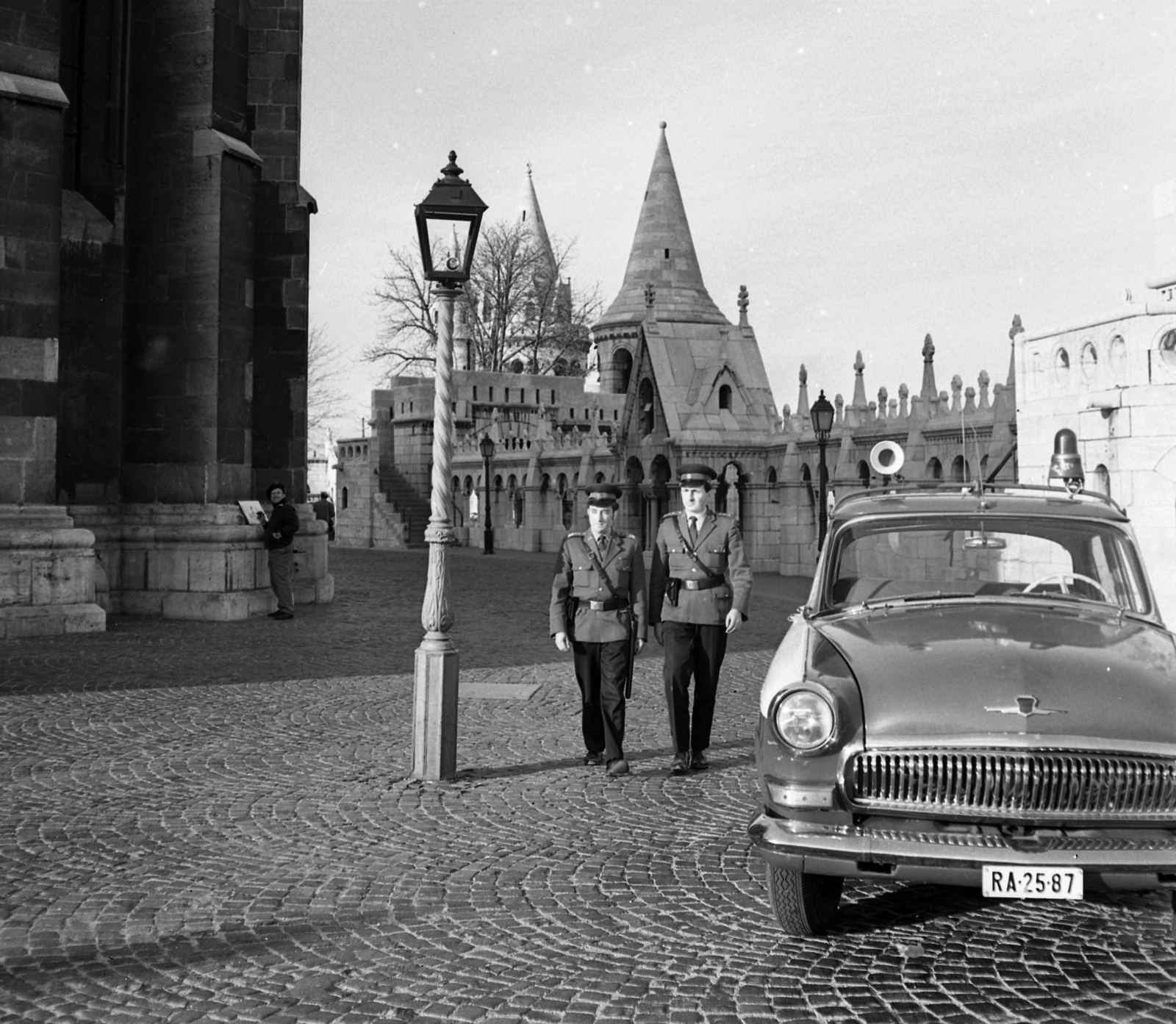 Magyarország, budai Vár, Budapest I., Szentháromság tér a Mátyás-templom és a Halászbástya között., 1971, Magyar Rendőr, rendőr, rendőrjármű, Budapest, sziréna, rendszám, GAZ M21 Volga, Fortepan #65864