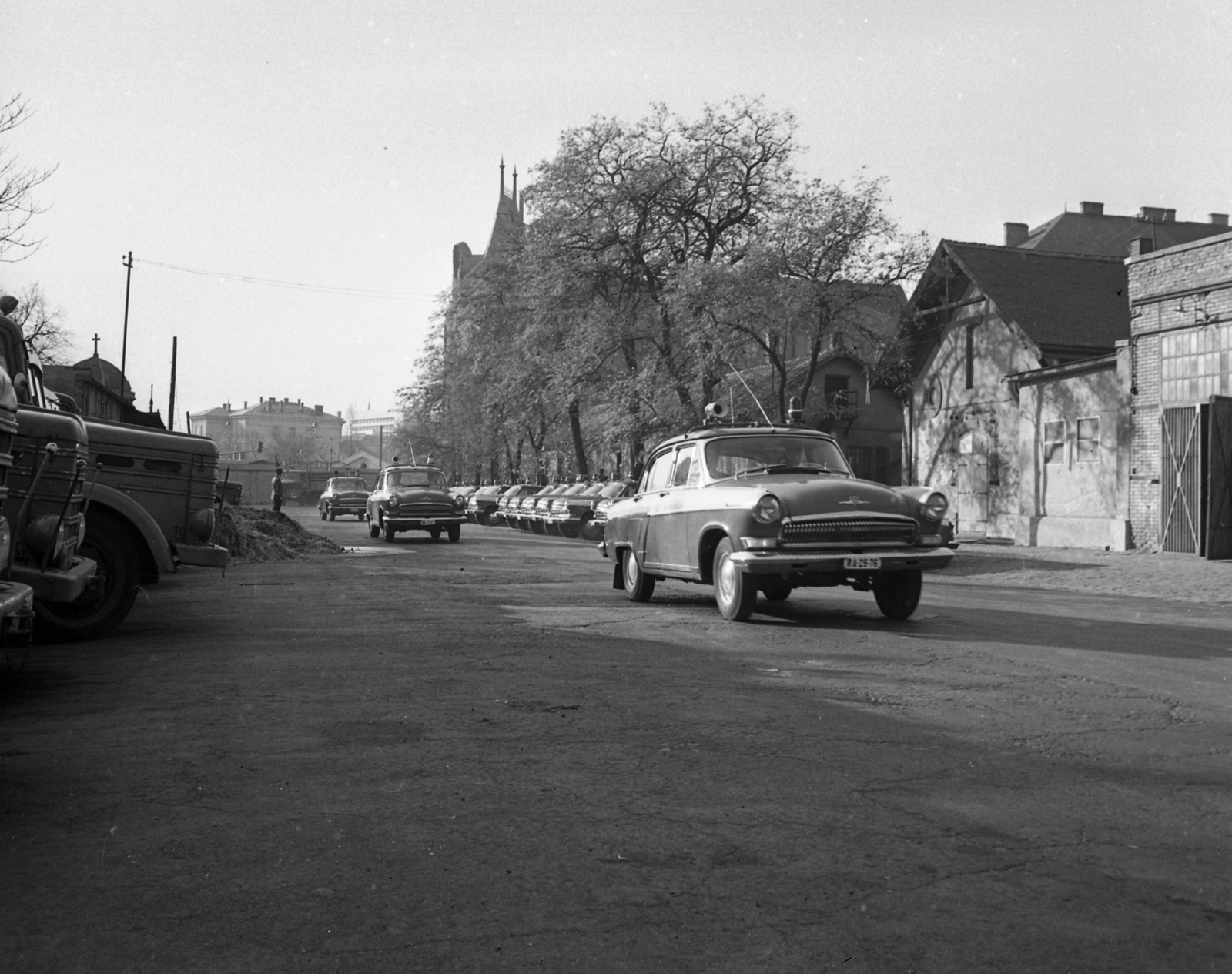 Hungary, Budapest VIII., a Mosonyi utcai rendőrség udvara és garázsai a Lóvásár utca felől a Fiumei (Mező Imre) út felé nézve., 1971, Magyar Rendőr, police vehicle, Budapest, M21 Wolga, Fortepan #65865