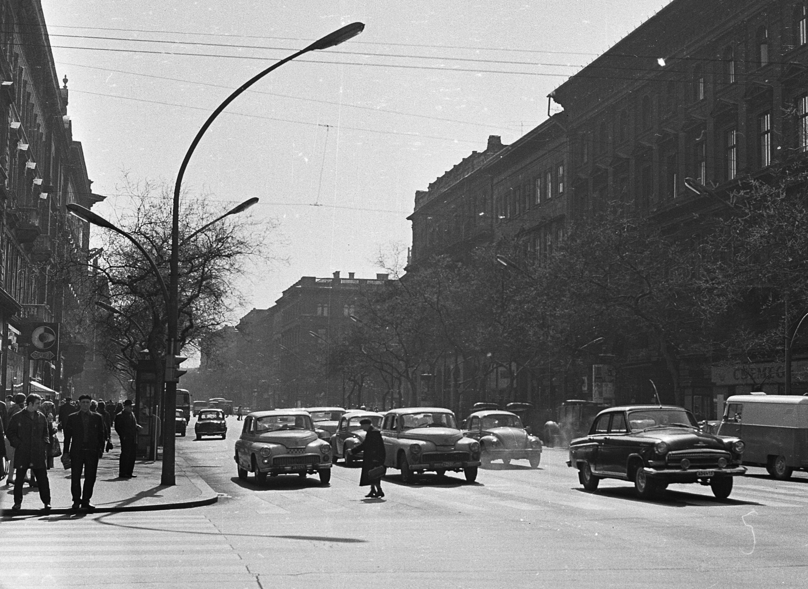 Hungary, Budapest VI., Andrássy út (Népköztársaság útja) a Nagymező utcától a Hajós utca a felé nézve., 1972, Magyar Rendőr, traffic, GAZ-brand, signal, Volkswagen-brand, lamp post, Volkswagen Beetle, Budapest, crosswalk, Fortepan #65880