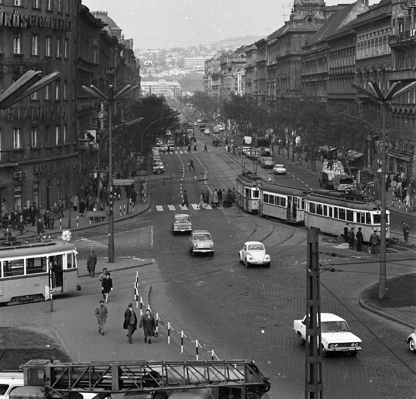 Hungary, Budapest V.,Budapest VI.,Budapest XIII., Nyugati (Marx) tér, szemben a Szent István körút., 1972, Magyar Rendőr, Volkswagen-brand, tram, Ganz UV tramway, Volkswagen Beetle, Budapest, traffic, public lighting, Fortepan #65883