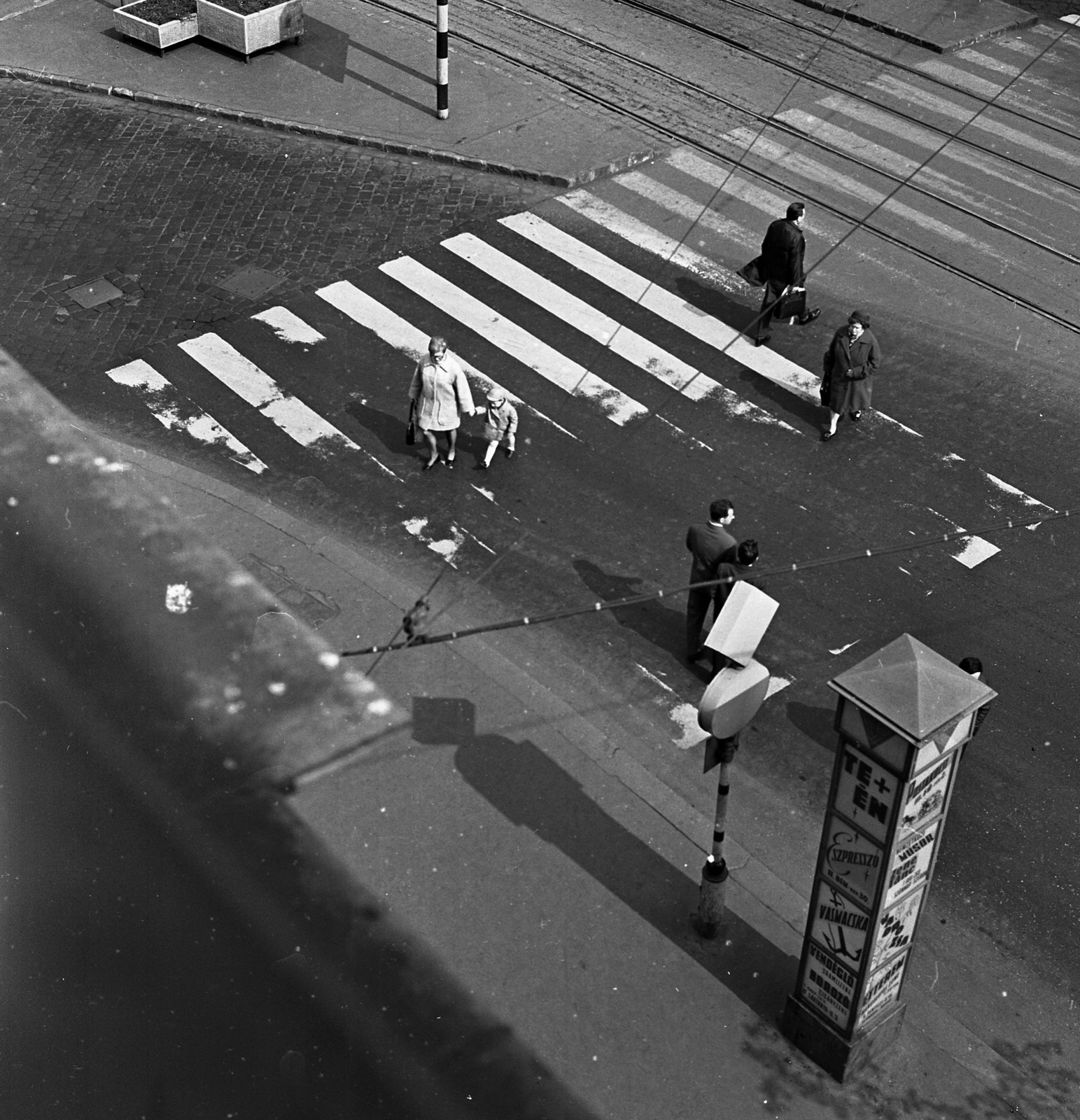 Hungary, Budapest VI., Teréz (Lenin) körút a Nyugati pályaudvarnál., 1972, Magyar Rendőr, Budapest, crosswalk, Fortepan #65884