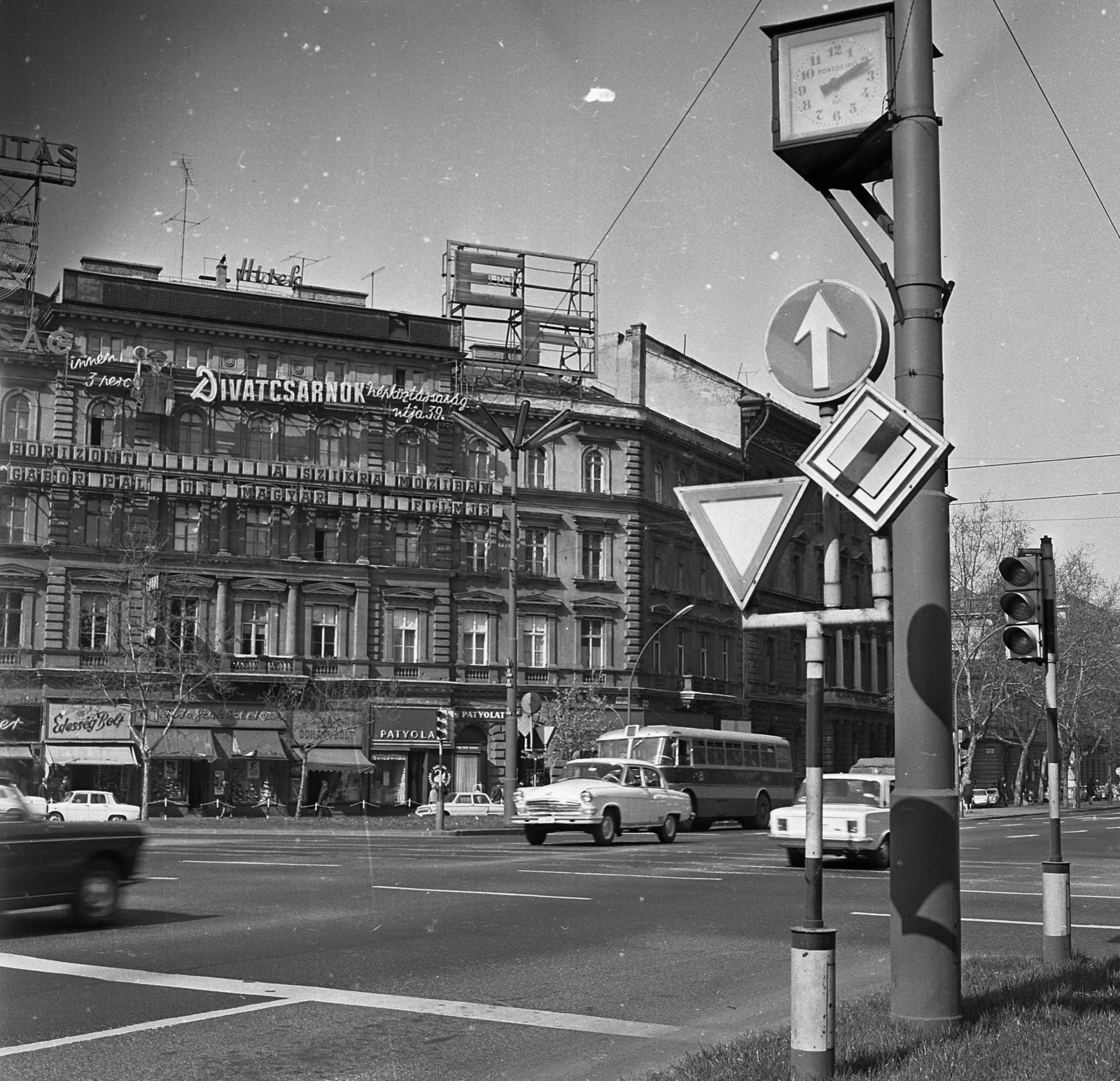 Hungary, Budapest VI., Oktogon (November 7. tér)., 1971, Magyar Rendőr, watch, neon sign, Budapest, M21 Wolga, Fortepan #65886