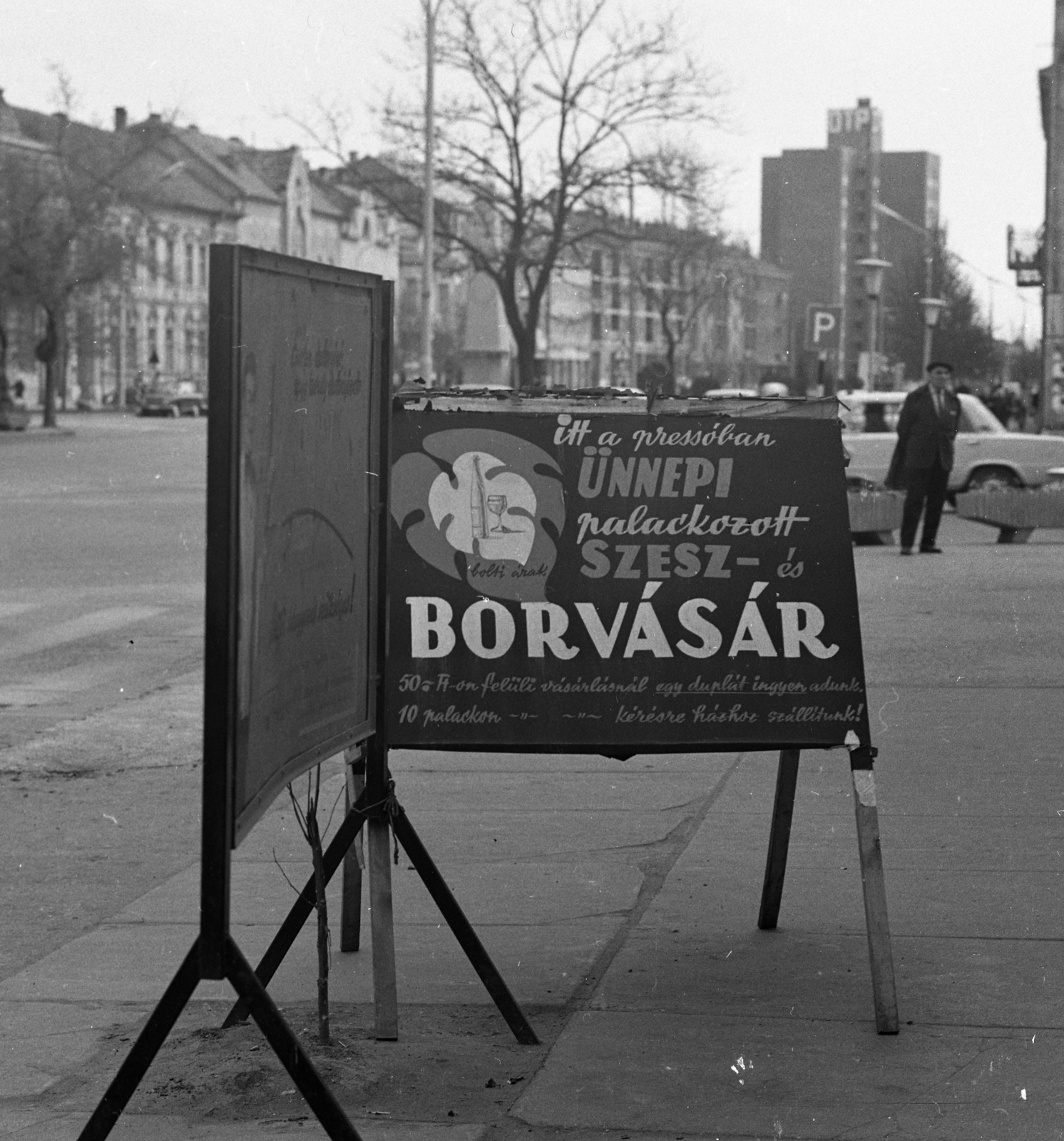 Hungary, Békéscsaba, Szent István (István király) tér a Szabadság tér felé nézve., 1972, Magyar Rendőr, poster, drinking, Fortepan #65892