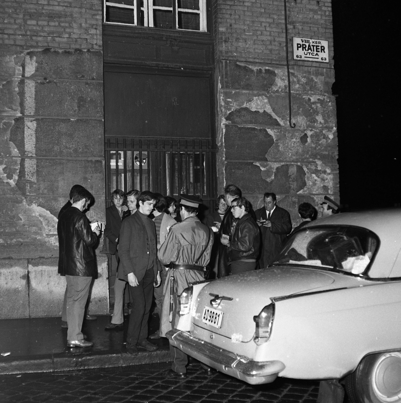 Hungary, Budapest VIII., Práter utca - Molnár Ferenc tér sarok., 1972, Magyar Rendőr, number plate, Budapest, M21 Wolga, Fortepan #65896