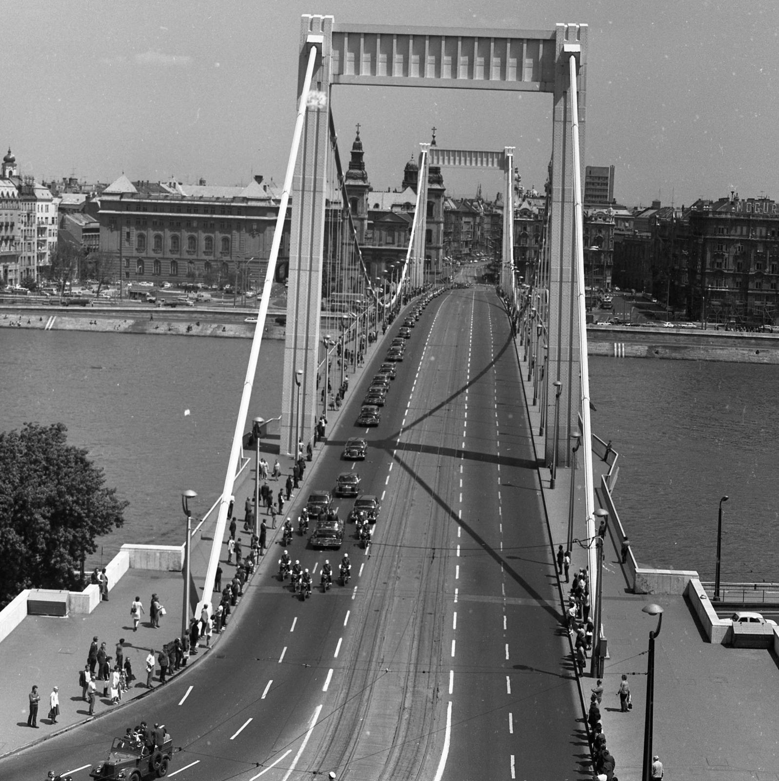 Hungary, Budapest V.,Budapest I., Erzsébet híd, Fidel Castrot és a delegációt szállító gépkocsikonvoj a Gellérthegyről nézve., 1972, Magyar Rendőr, pedestrian, cityscape, cop, automobile, Danube, delegation, convoy, parade, Budapest, suspension bridge, police escort, Pál Sávoly-design, Fortepan #65899