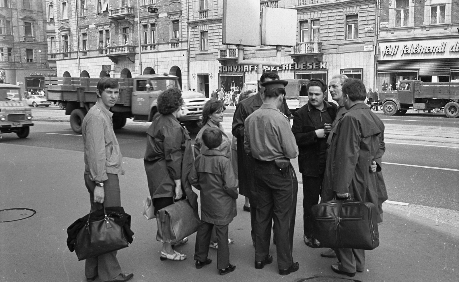 Hungary, Budapest VIII.,Budapest VII., Thököly út a Baross tér felől nézve, a háttérben balra a Bethlen Gábor utca torkolata., 1972, Magyar Rendőr, Budapest, Fortepan #65904