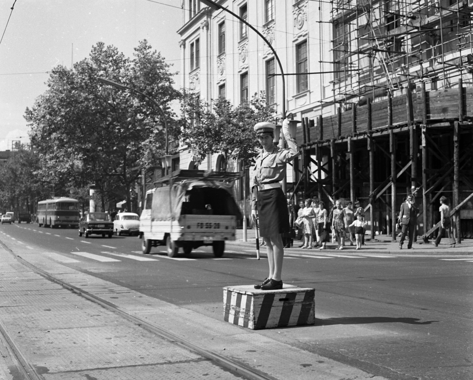 Hungary, Budapest VI., Teréz (Lenin) körút a Podmaniczky (Rudas László) utcától a Nyugati (Marx) tér felé nézve., 1972, Magyar Rendőr, cop, scaffolding, pulpit for police officers, Budapest, police woman, directing traffic, traffic, Fortepan #65910