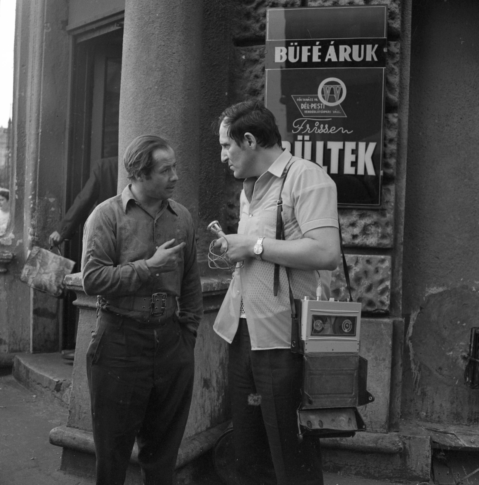 Hungary, Budapest IX., Soroksári út - Liliom utca sarok, Dr. Martinkó Károly a Magyar Rendőr című folyóirat újságírója rádióriportot készít a Kedvenc bisztró előtt., 1972, Magyar Rendőr, radio report, reporter, Budapest, Fortepan #65911