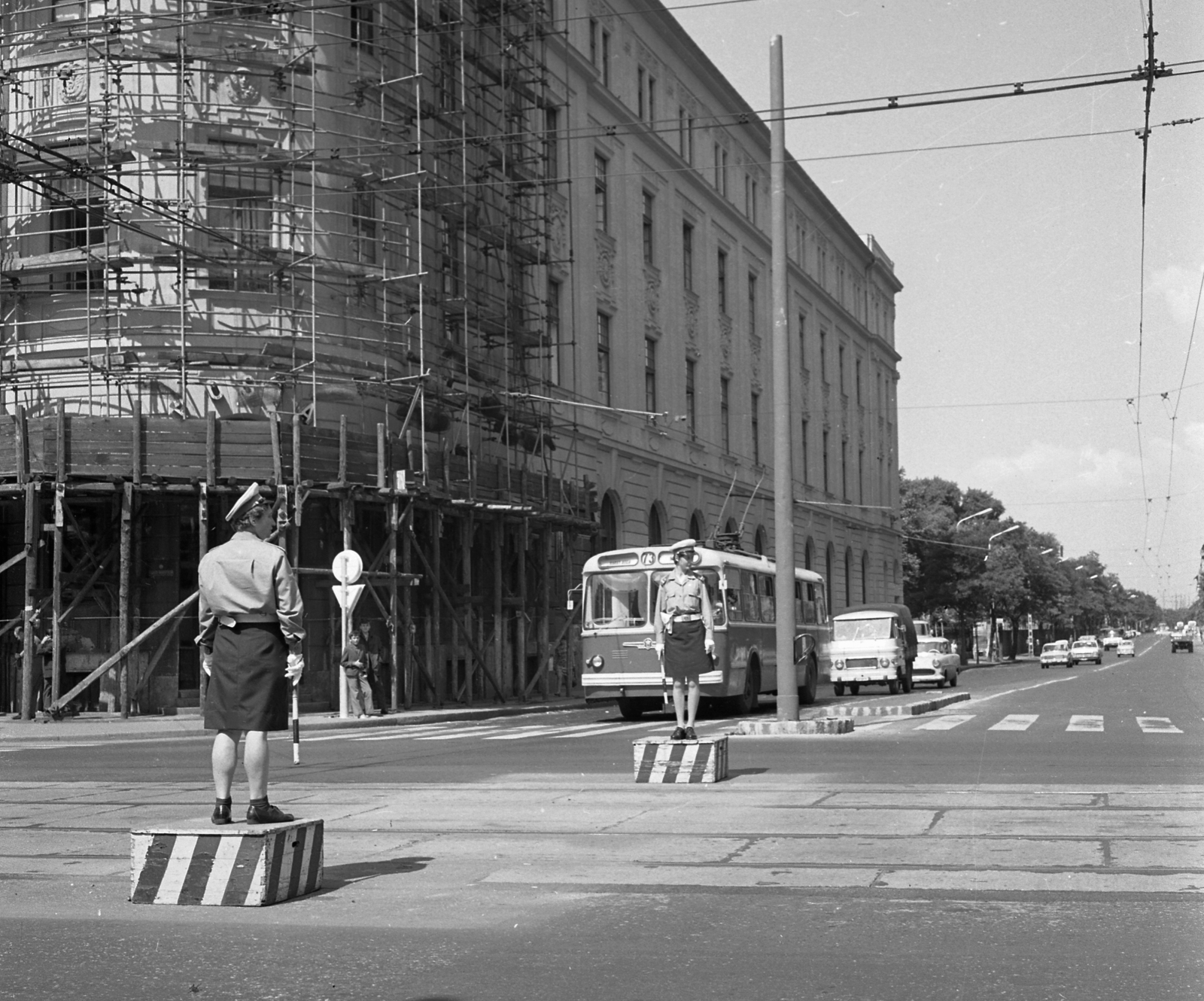 Hungary, Budapest VI., Teréz (Lenin) körút, szemben a Podmaniczky (Rudas László) utca a Dózsa György út felé nézve., 1972, Magyar Rendőr, cop, trolley bus, pulpit for police officers, Budapest, police woman, directing traffic, Fortepan #65912