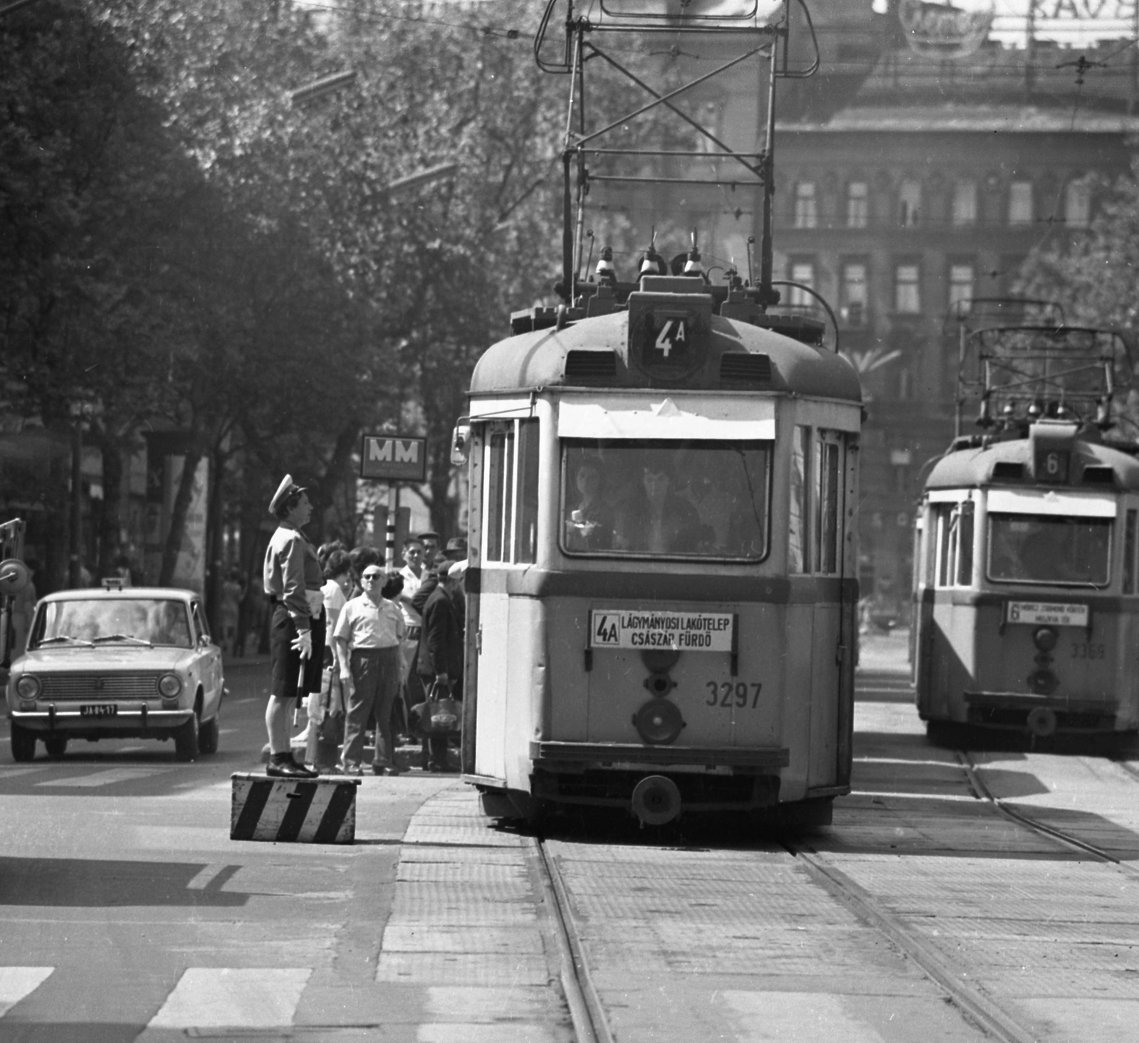 Hungary, Budapest VI., Teréz (Lenin) körút a Podmaniczky (Rudas László) utcától a Nyugati (Marx) tér felé nézve., 1972, Magyar Rendőr, taxicab, Lada-brand, cop, tram, number plate, destination sign, pulpit for police officers, Budapest, police woman, directing traffic, public transport line number, Fortepan #65914