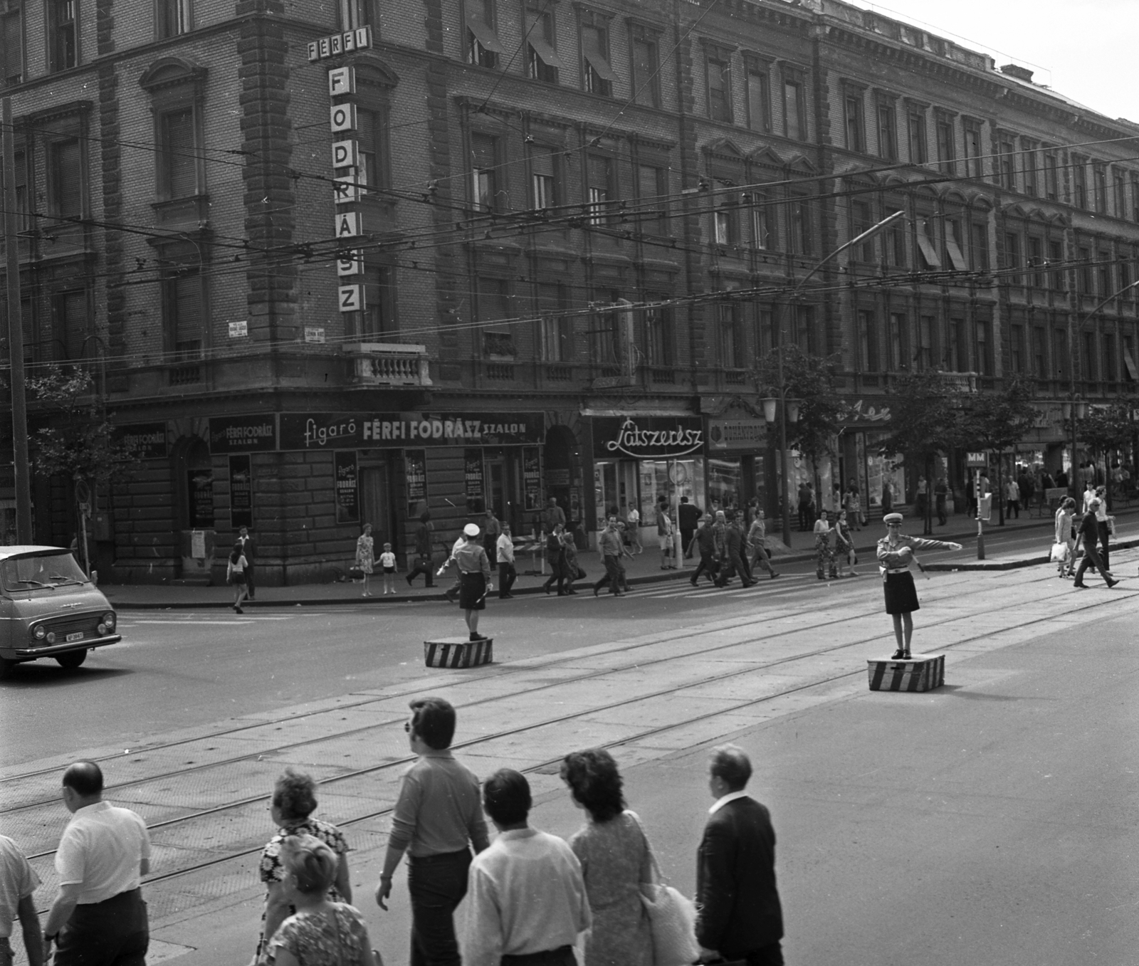Hungary, Budapest VI., Teréz (Lenin) körút - Podmaniczky (Rudas László) utca kereszteződés., 1972, Magyar Rendőr, cop, minivan, tram stop, pulpit for police officers, Budapest, TAZ-brand, police woman, directing traffic, crosswalk, Fortepan #65915