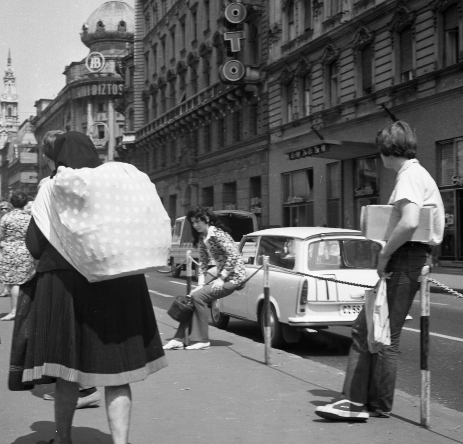 Hungary, Budapest VIII., József körút a Blaha Lujza térnél., 1972, Magyar Rendőr, Trabant-brand, neon sign, Budapest, sitting on the back of a man, bundle, Fortepan #65922