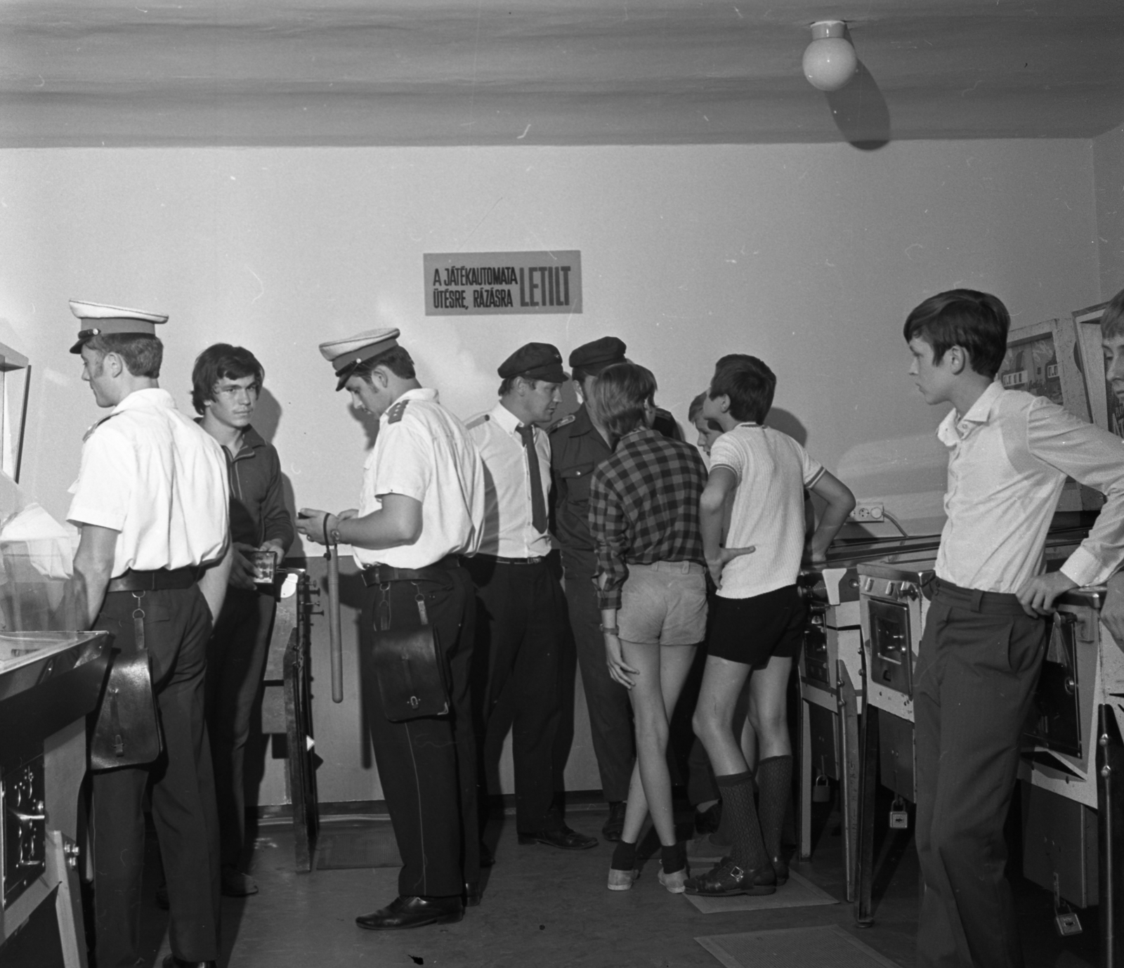 Hungary, Szeged, igazoltatás a játékteremben., 1972, Magyar Rendőr, youth, cop, identity check, pinball, arcade room, slot machine, Fortepan #65929