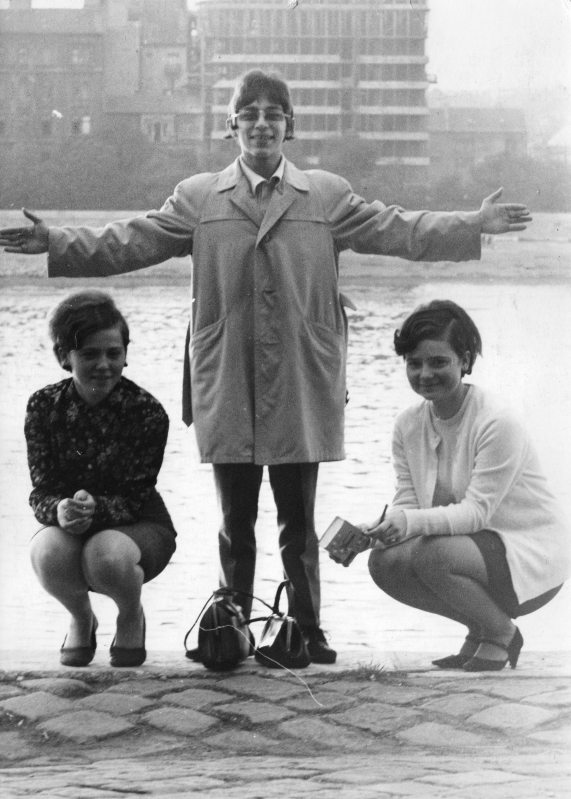 Hungary, Budapest, pesti alsó rakpart, szemben a Csalogány utca és a Nagy Imre (Bolgár Elek) tér közötti házak a Bem rakparton., 1968, Sándor Dávid, fashion, tableau, Fortepan #6593